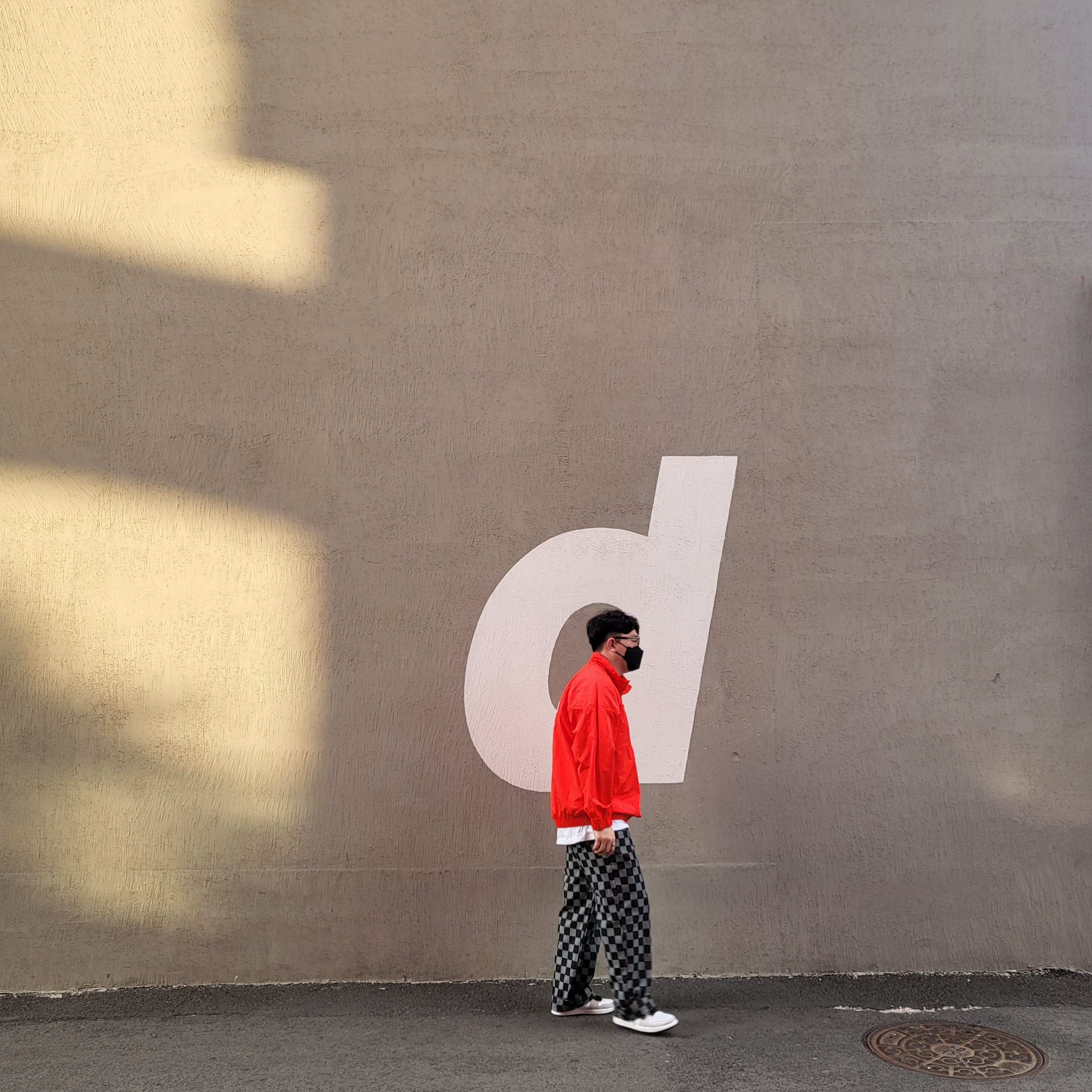 Nike x Stussy Windrunner Jacket Habanero Red, Jordan 1 Retro High OG Light Smoke Grey 착용 스타일