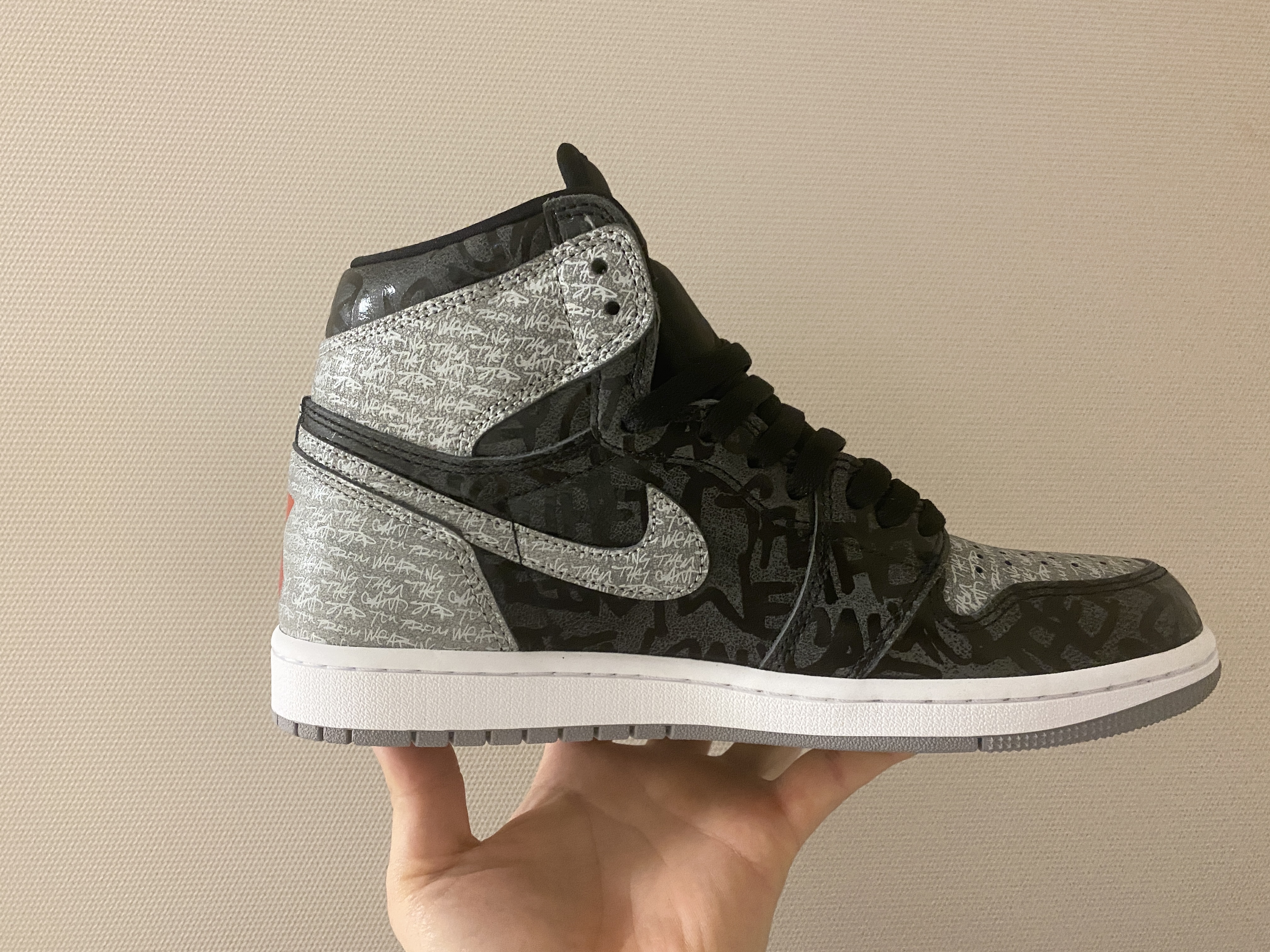 Jordan 1 Retro High OG Rebellionaire 착용 스타일 - 1
