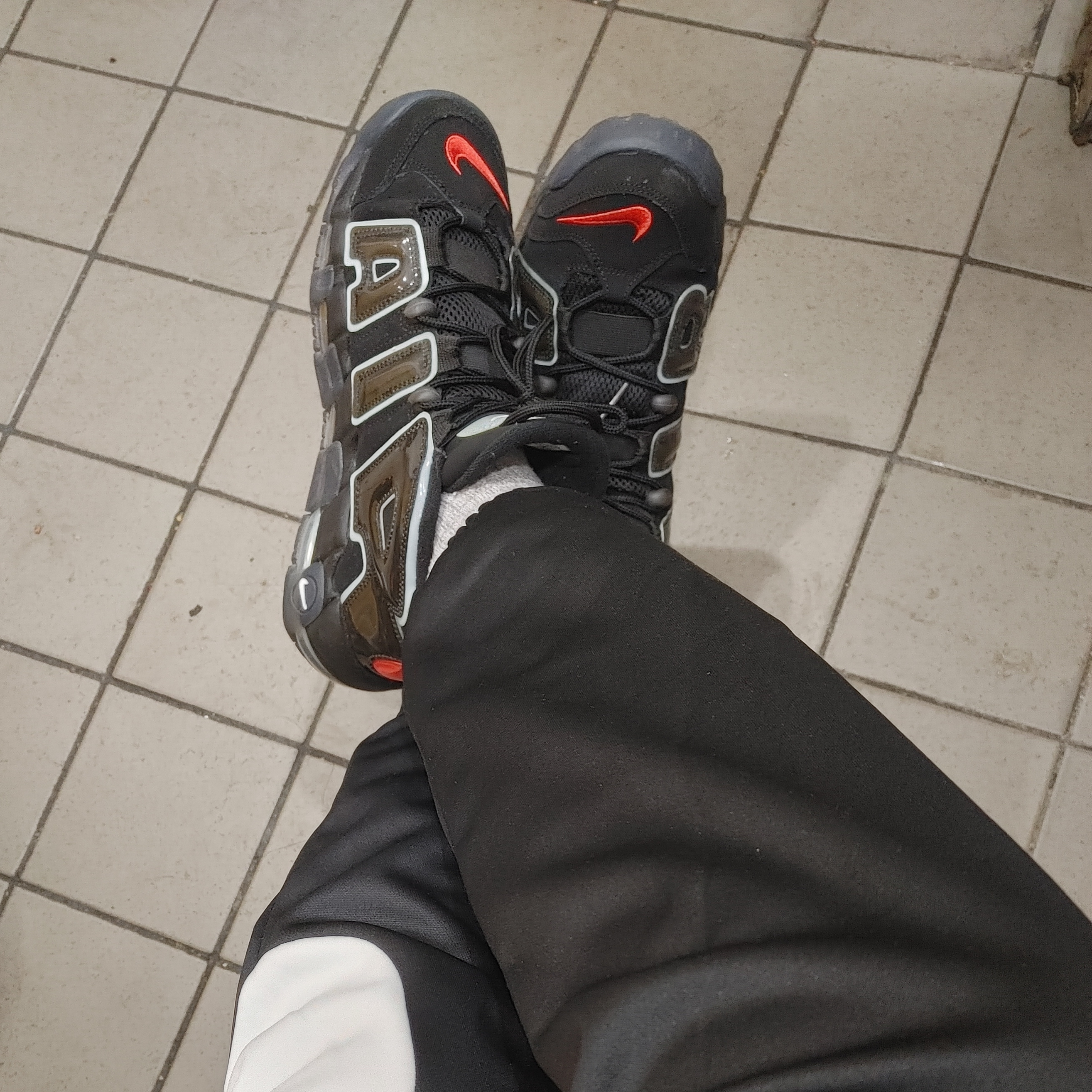 Nike Air More Uptempo Rayguns, Nike Air More Uptempo 96 Loud and Clear 2021 착용 스타일 - 3