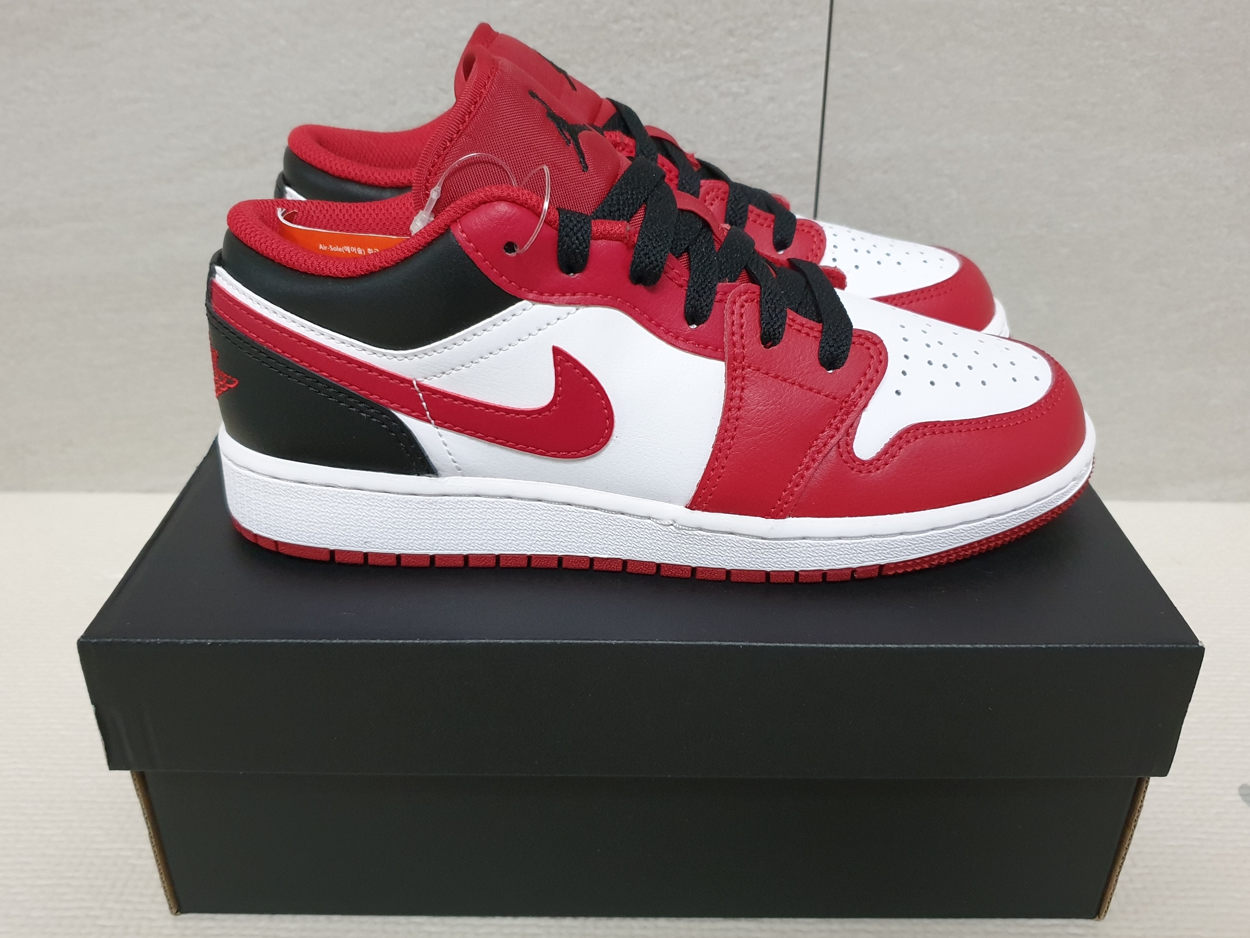 (GS) Jordan 1 Low White Gym Red Black 착용 스타일 - 5