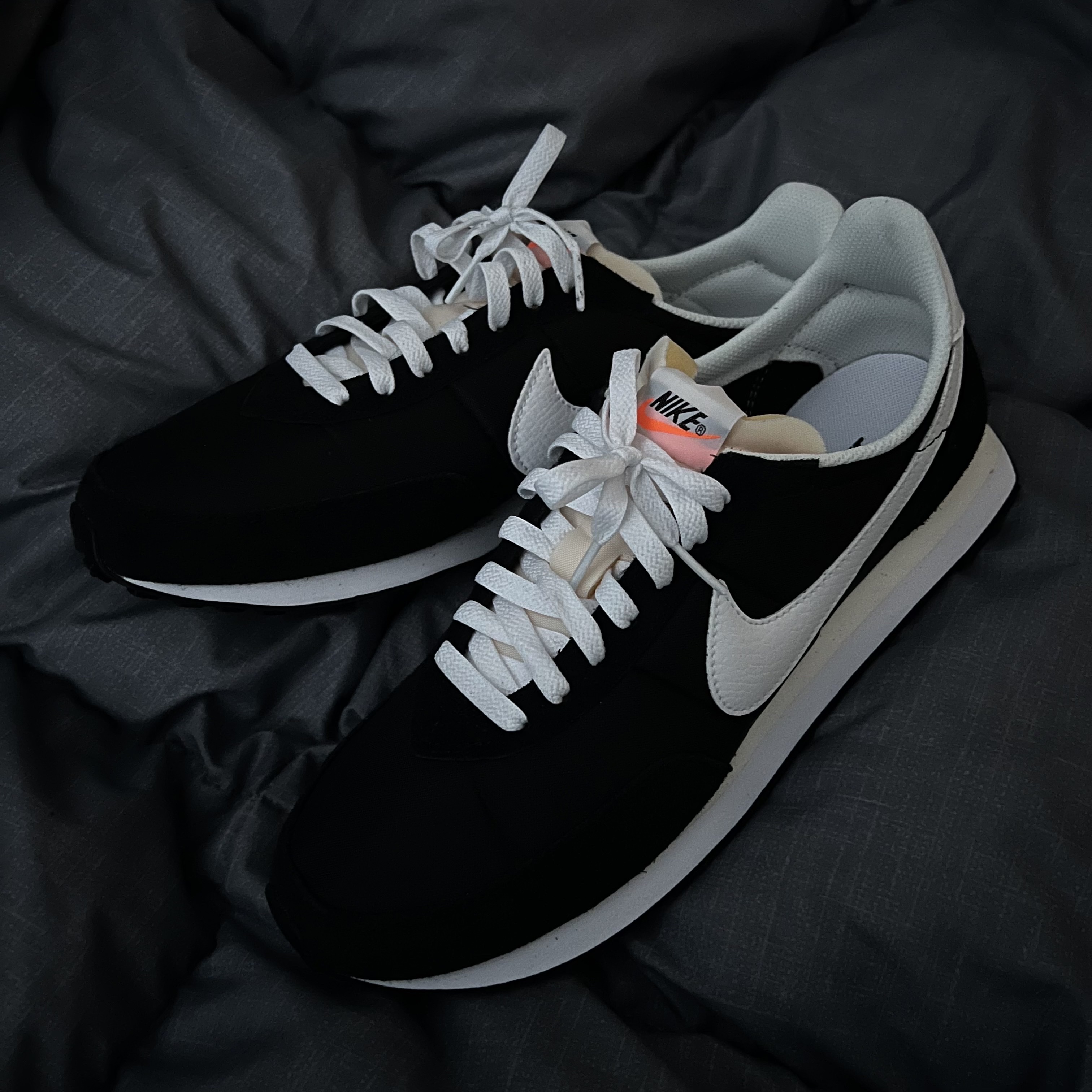 Nike Waffle Trainer 2 Black White 착용 스타일