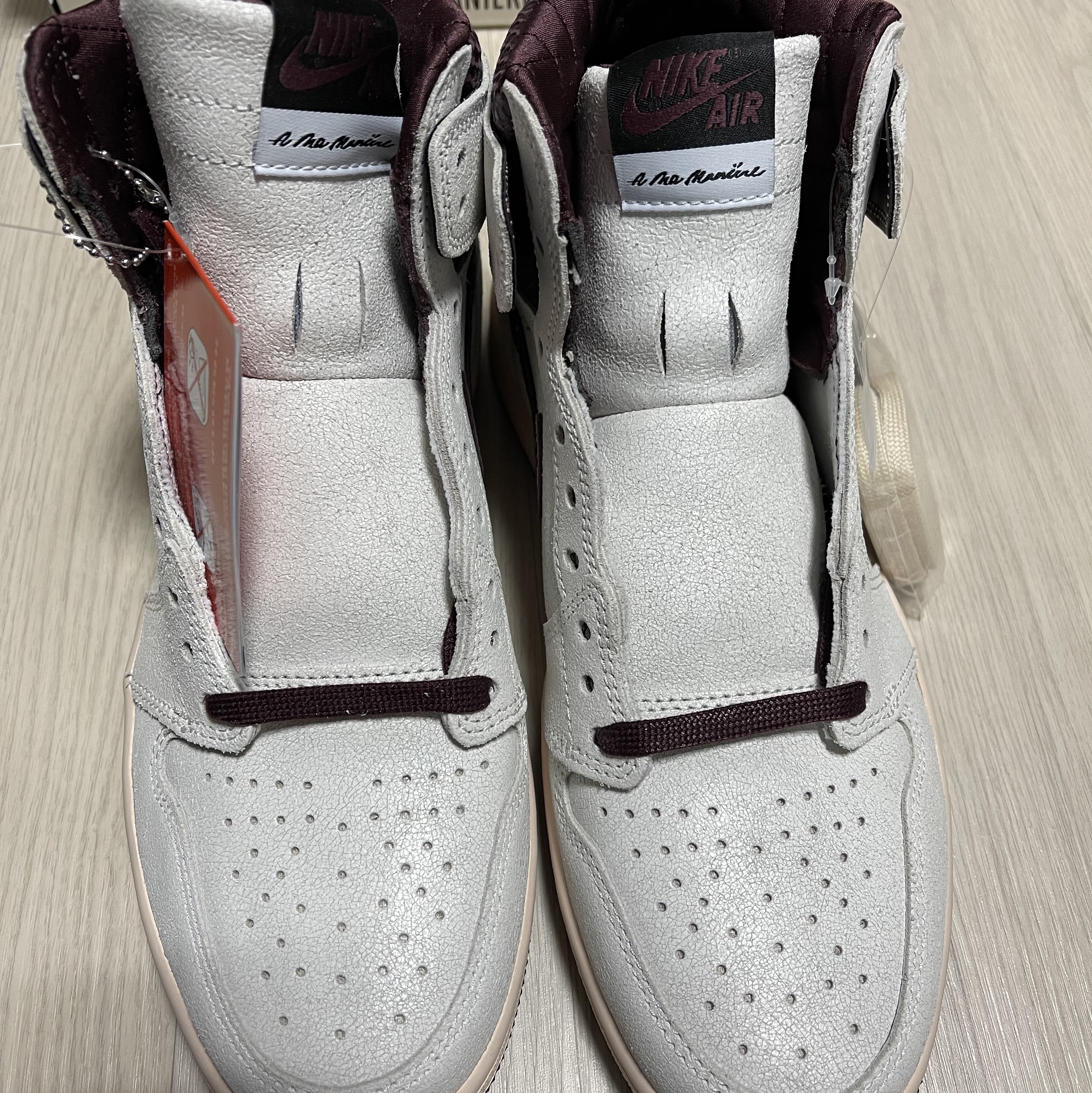 Jordan 1 x A Ma Maniere Retro High OG SP Sail and Burgundy 착용 스타일 - 3