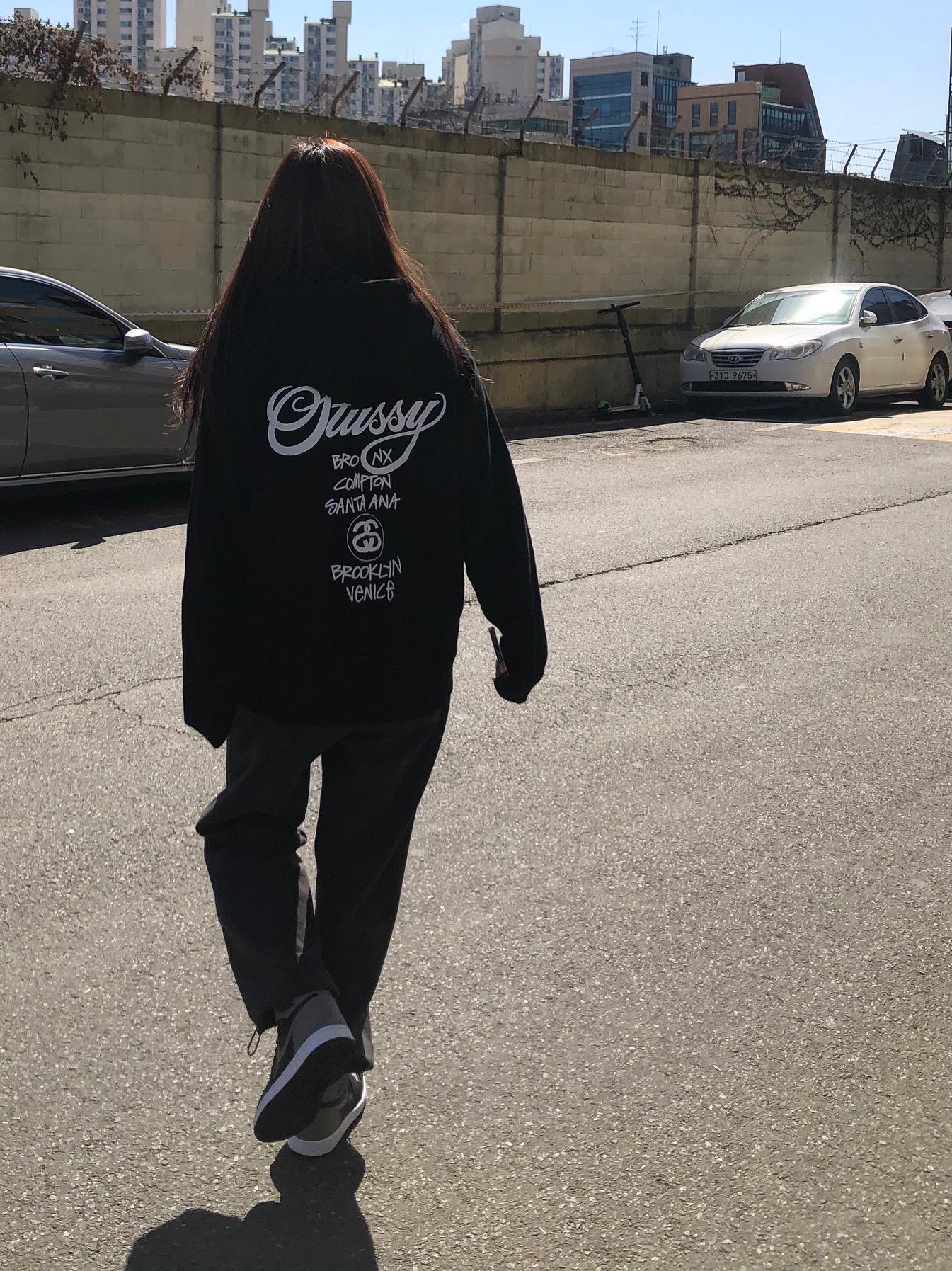 Jordan 1 Retro High OG Shadow 2018, Stussy World Tour Hoodie Black 2021 착용 스타일 - 3