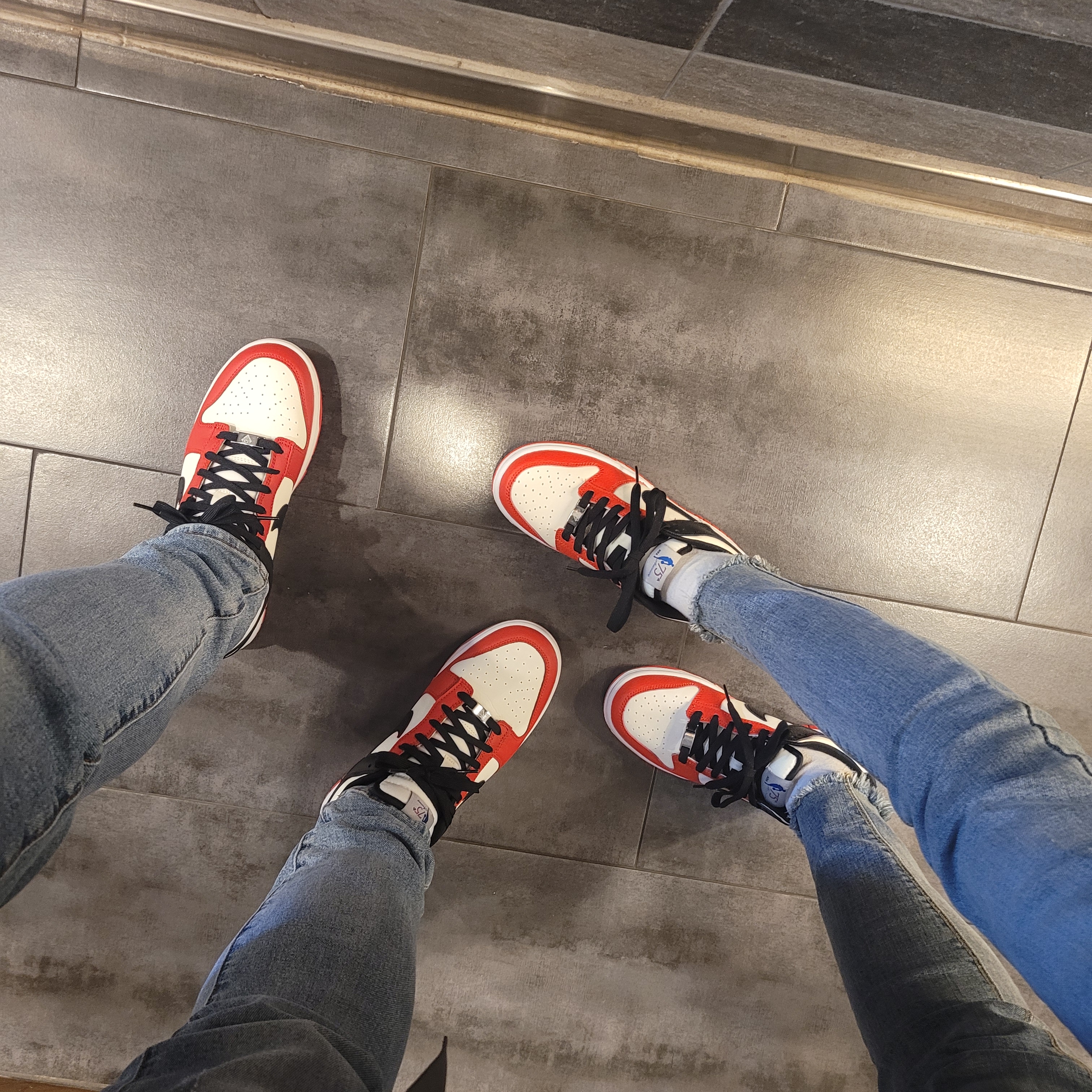 Nike x NBA Dunk Low Retro EMB Black and Chile Red 착용 스타일 - 3