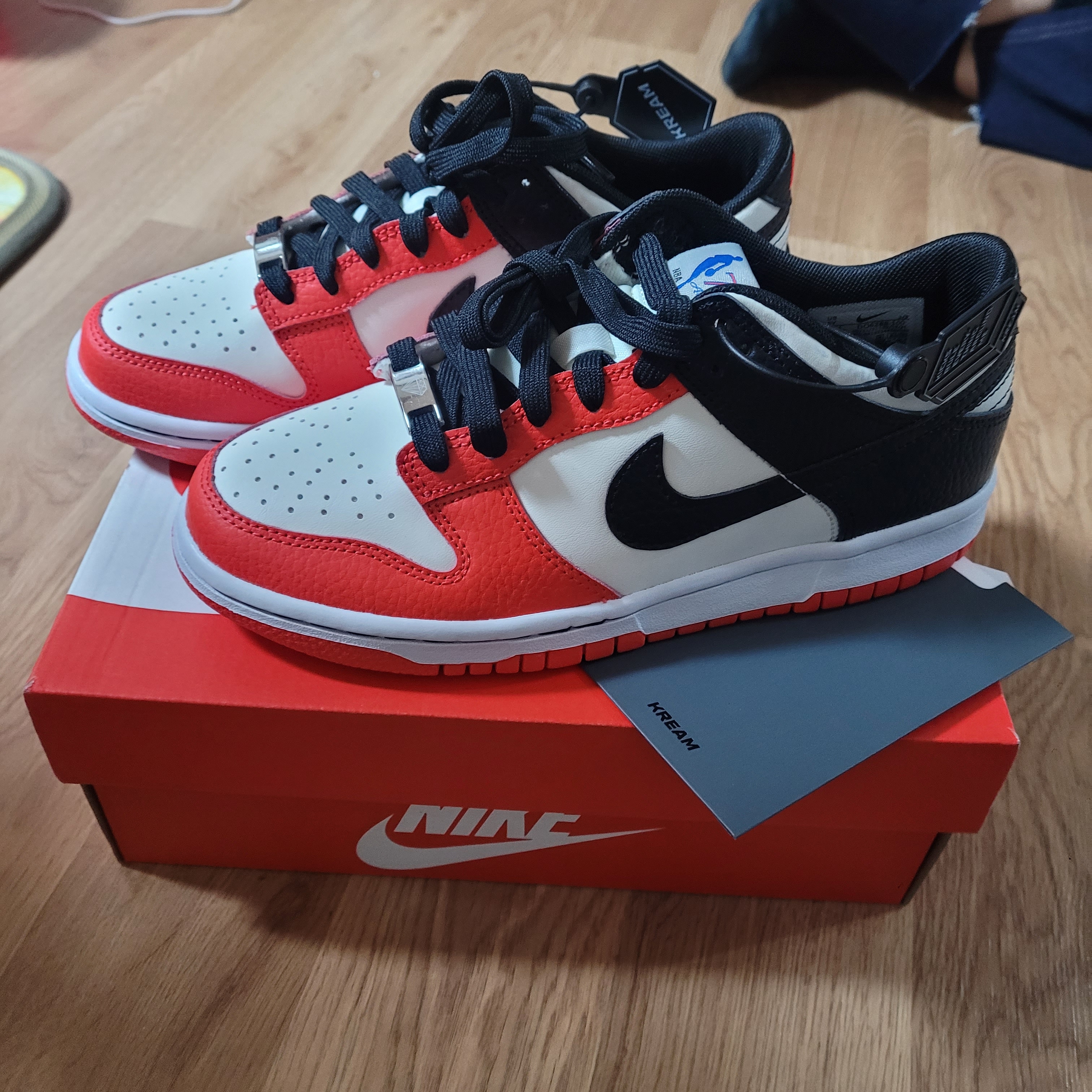 (GS) Nike x NBA Dunk Low Black and Chile Red, Nike Dunk Low Retro Black 착용 스타일 - 2