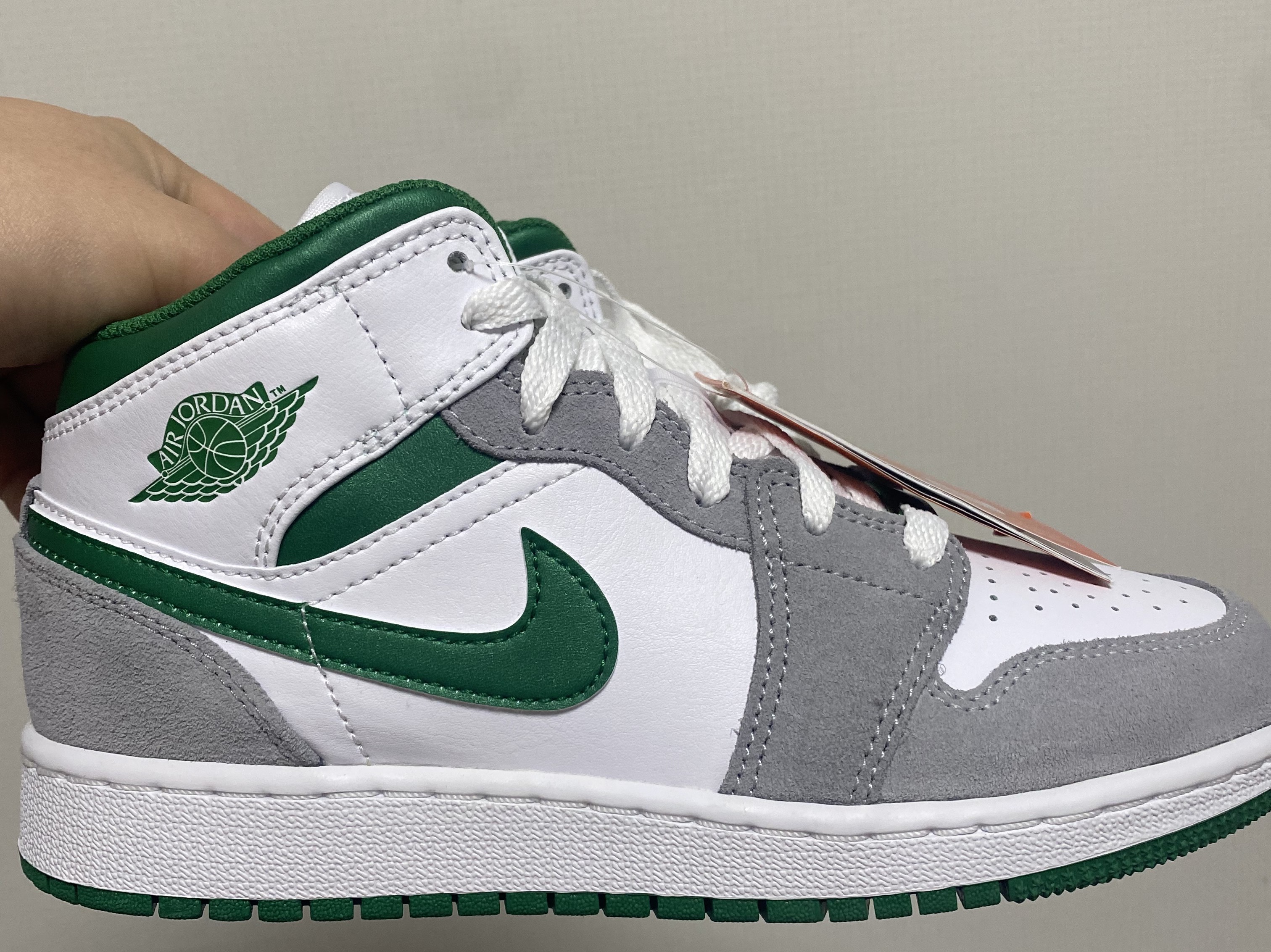 (GS) Jordan 1 Mid SE Pine Green Light Smoke Grey 착용 스타일 - 2