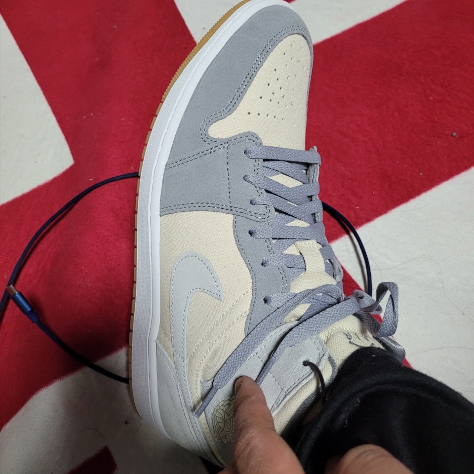 Jordan 1 Mid SE Coconut Milk Particle Grey 착용 스타일 - 3