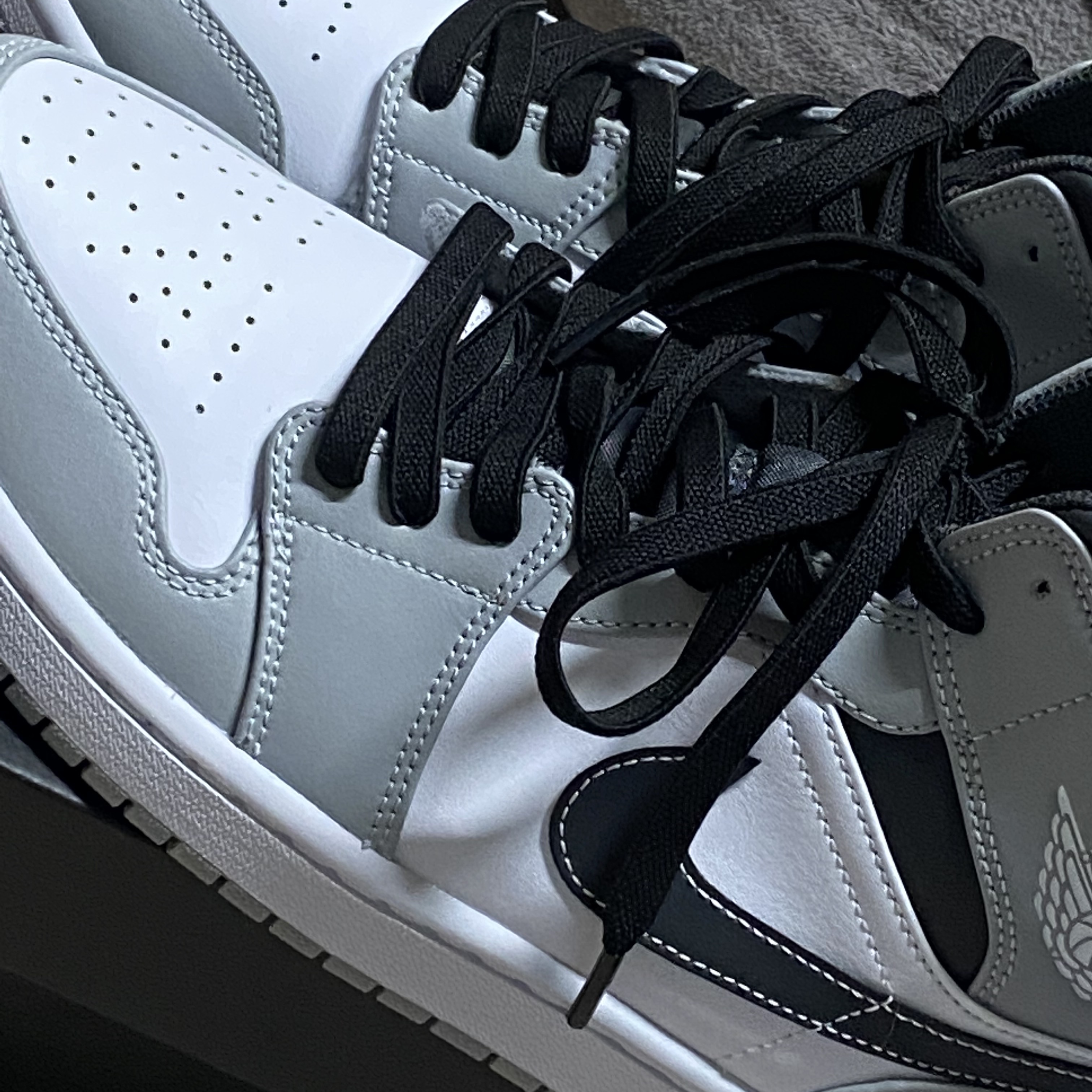 Jordan 1 Mid Light Smoke Grey Anthracite 착용 스타일 - 2