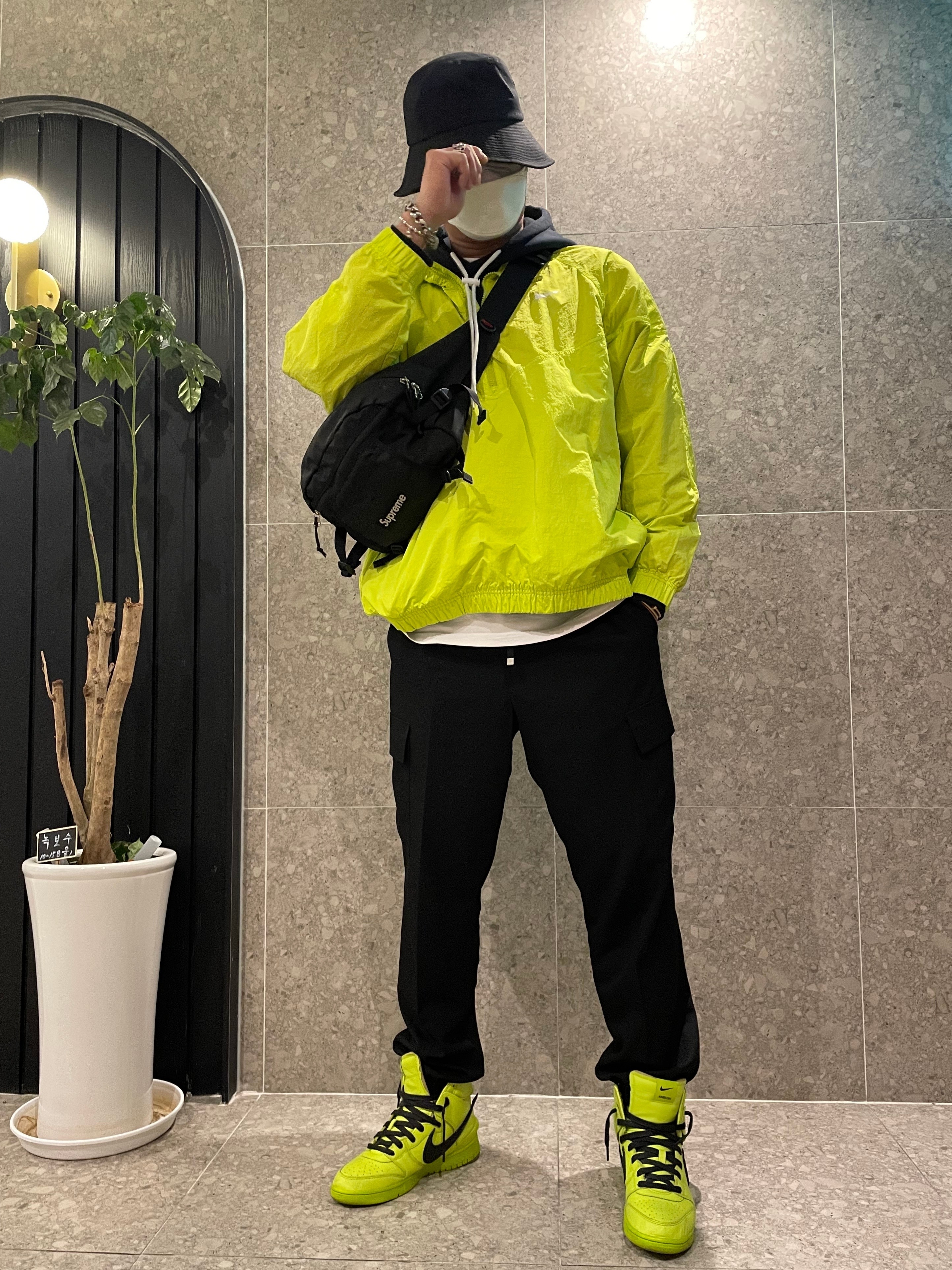 Nike x Ambush Dunk High Flash Lime, Nike x Stussy Windrunner Jacket Bright Cactus 착용 스타일