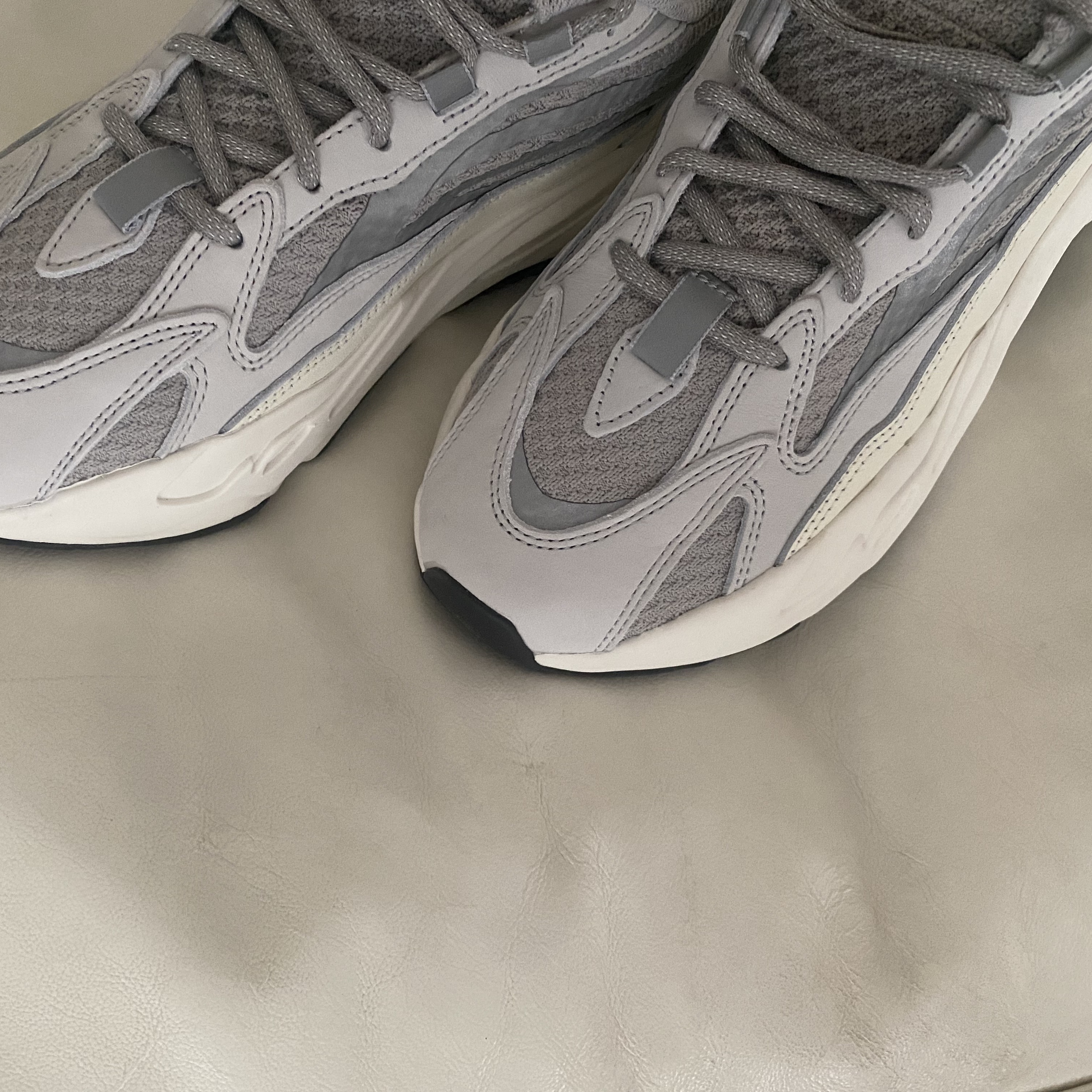 Adidas Yeezy Boost 700 V2 Static 2022 착용 스타일 - 2