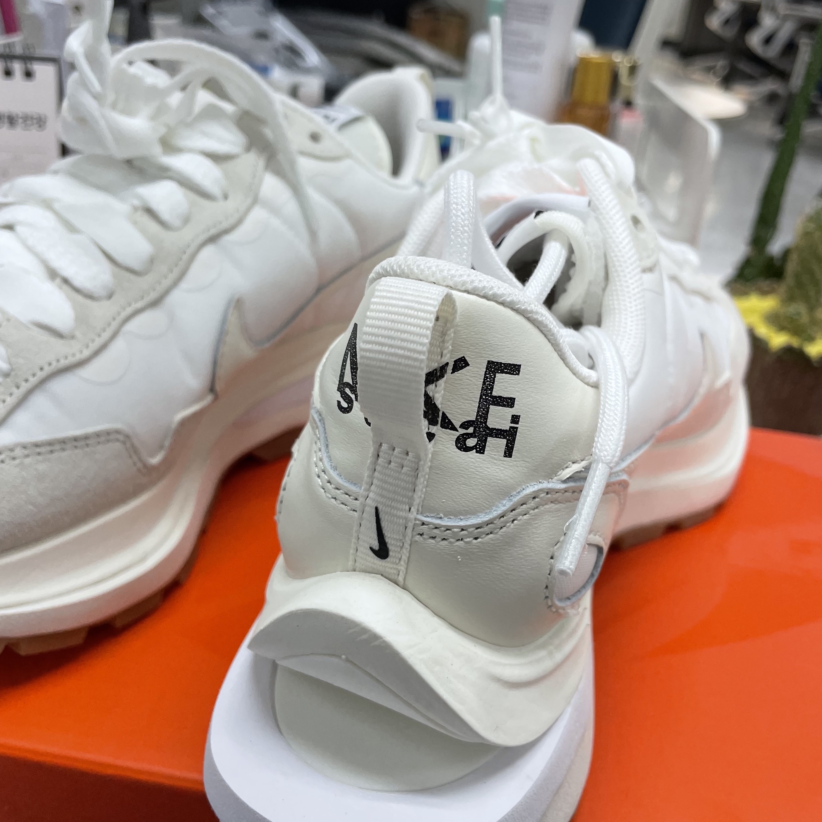 Nike x Sacai VaporWaffle White and Gum 착용 스타일 - 1