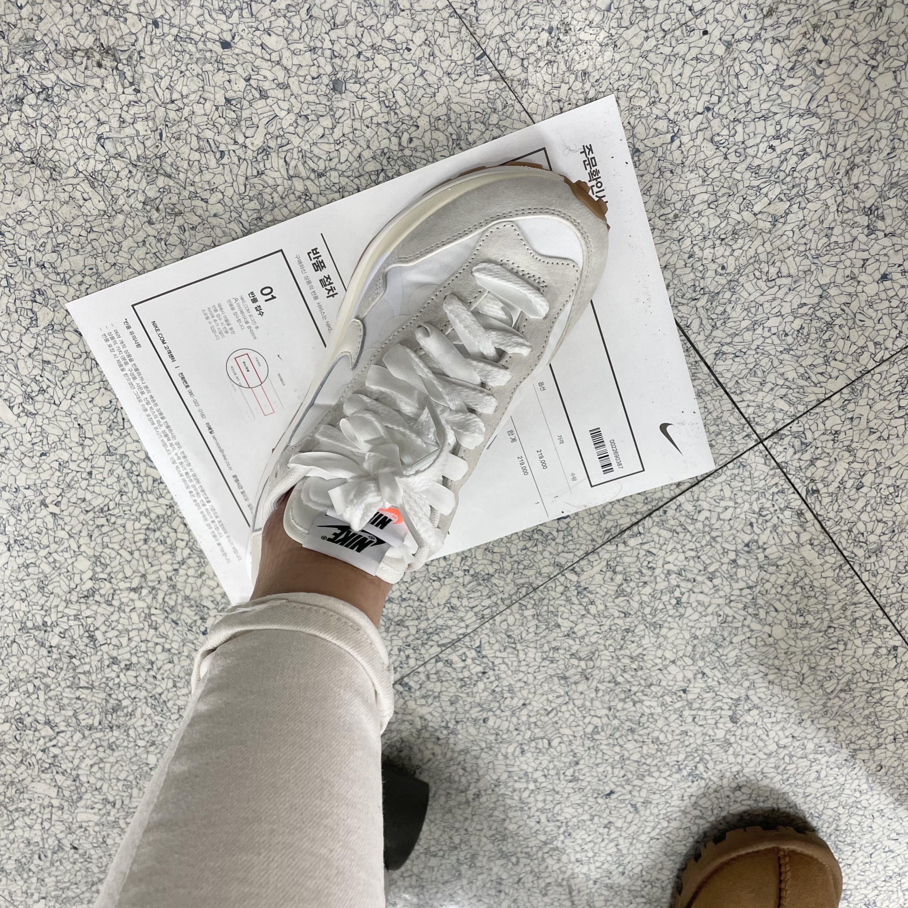 Nike x Sacai VaporWaffle White and Gum 착용 스타일 - 2