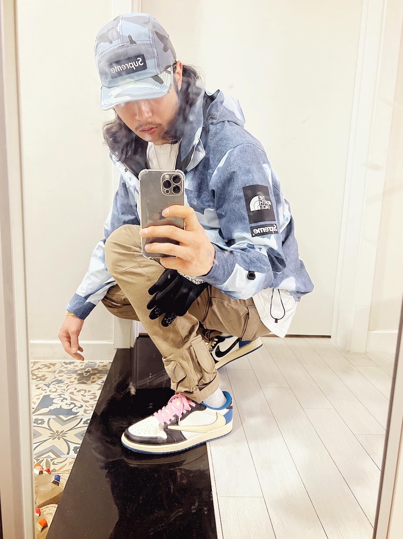 Supreme x The North Face Bleached Denim Print Mountain Jacket Indigo - 21FW, Jordan 1 x Travis Scott x Fragment Retro Low OG SP Military Blue 착용 스타일 - 1