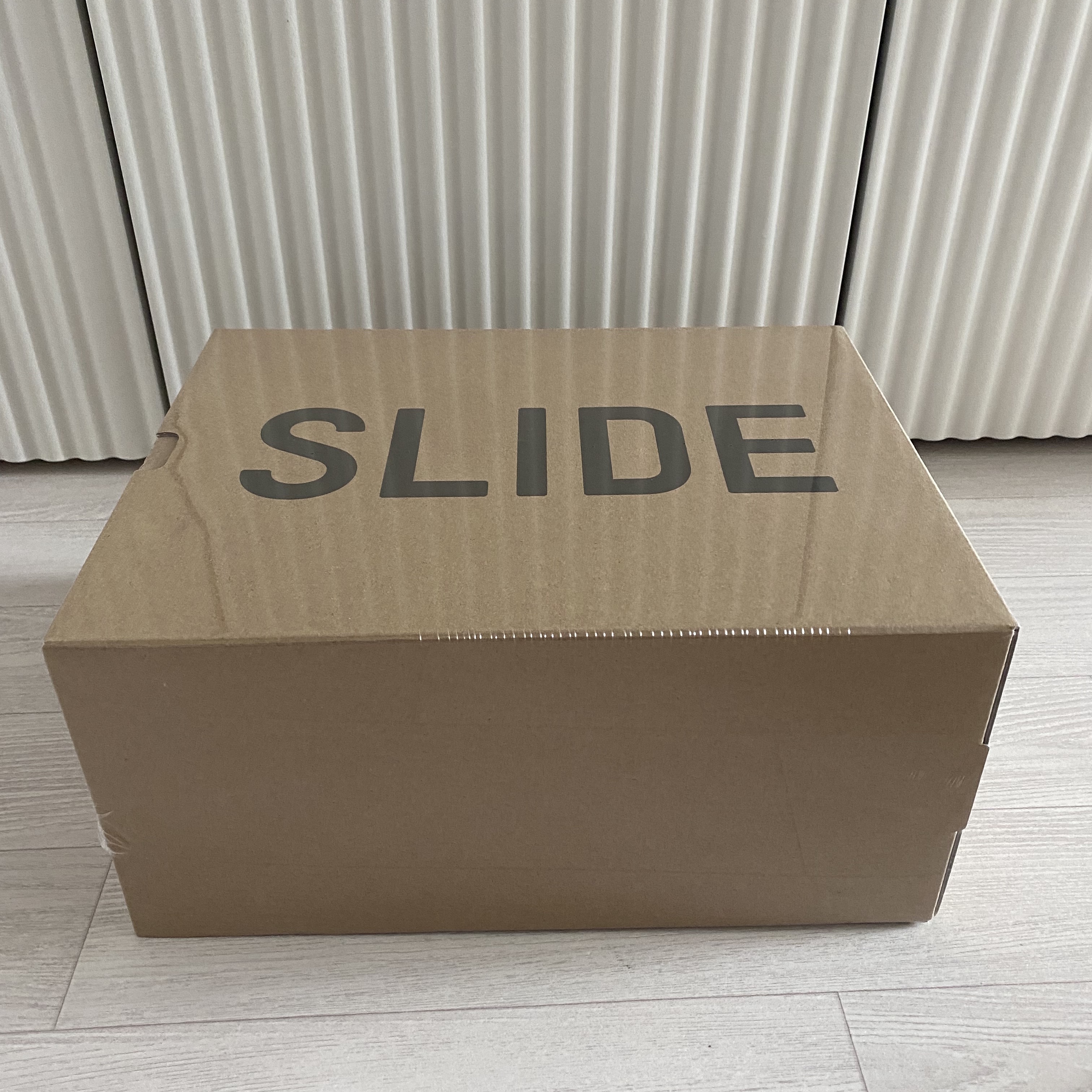 Adidas Yeezy Slide Ochre 착용 스타일 - 1