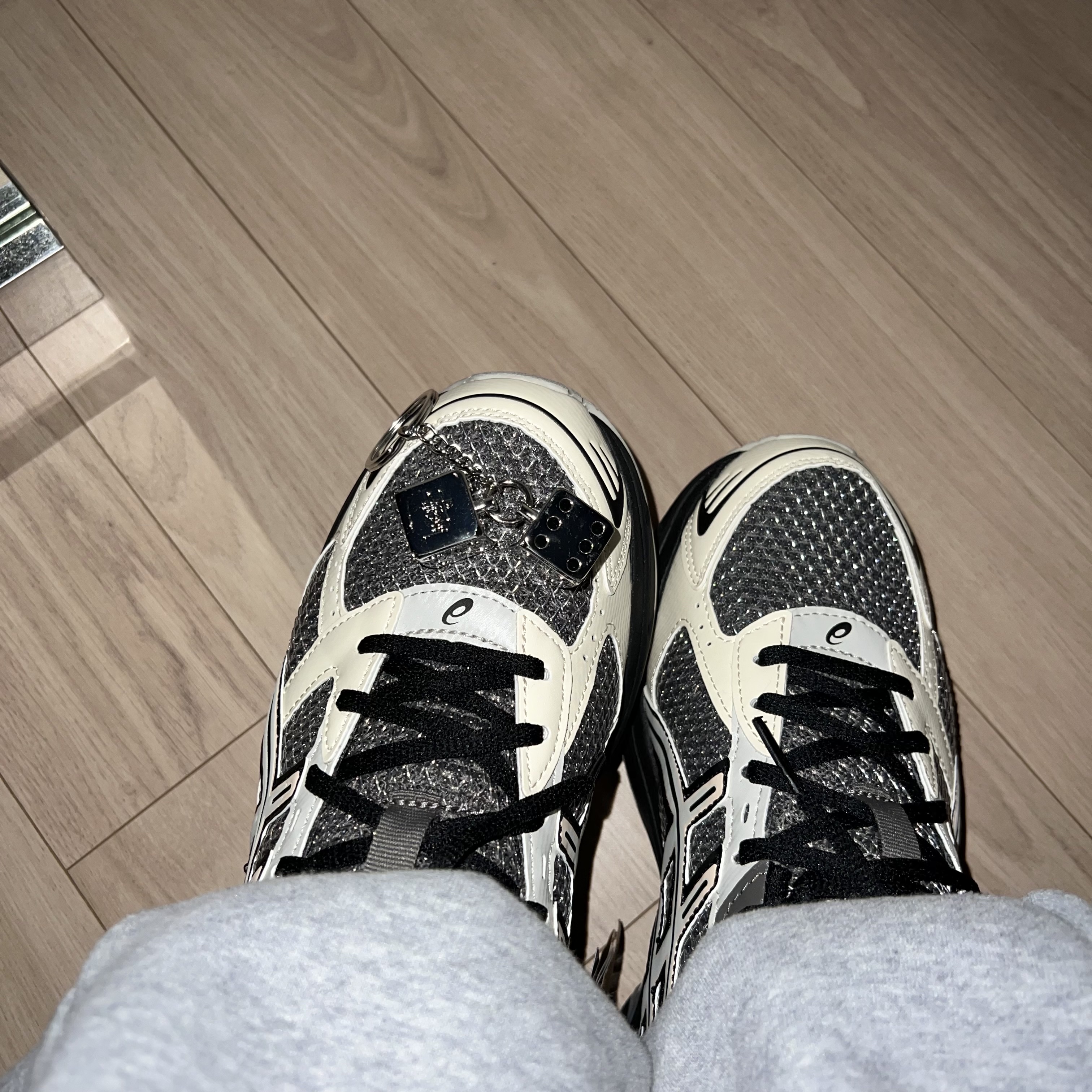 Asics x I4P Gel-1130 Mink Glacier Grey, Stussy Metal Dice Keychain Silver 착용 스타일 - 1