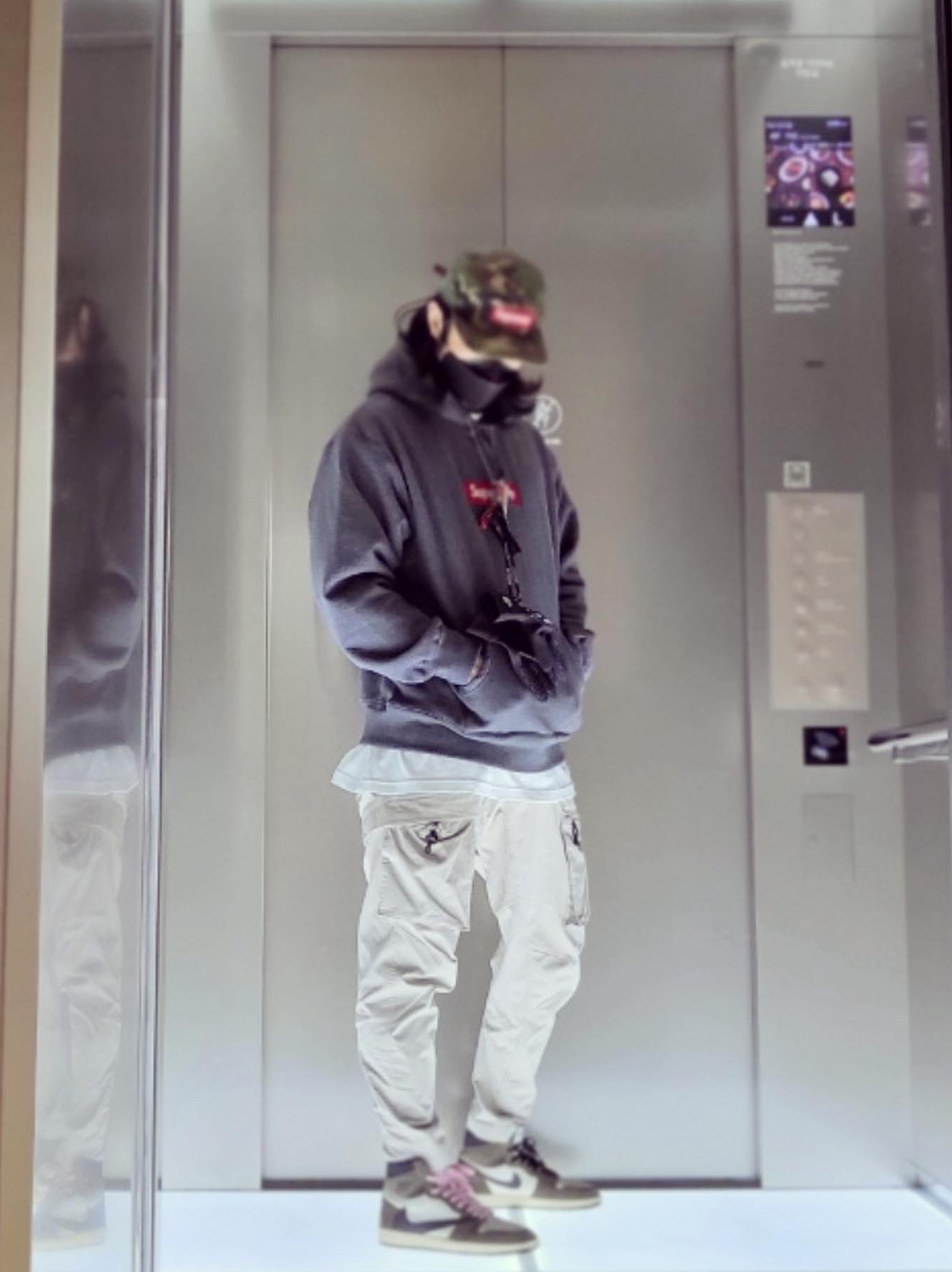 Supreme Box Logo Hooded Sweatshirt Charcoal - 21FW, Jordan 1 x Travis Scott Retro High OG SP Mocha 착용 스타일 - 2