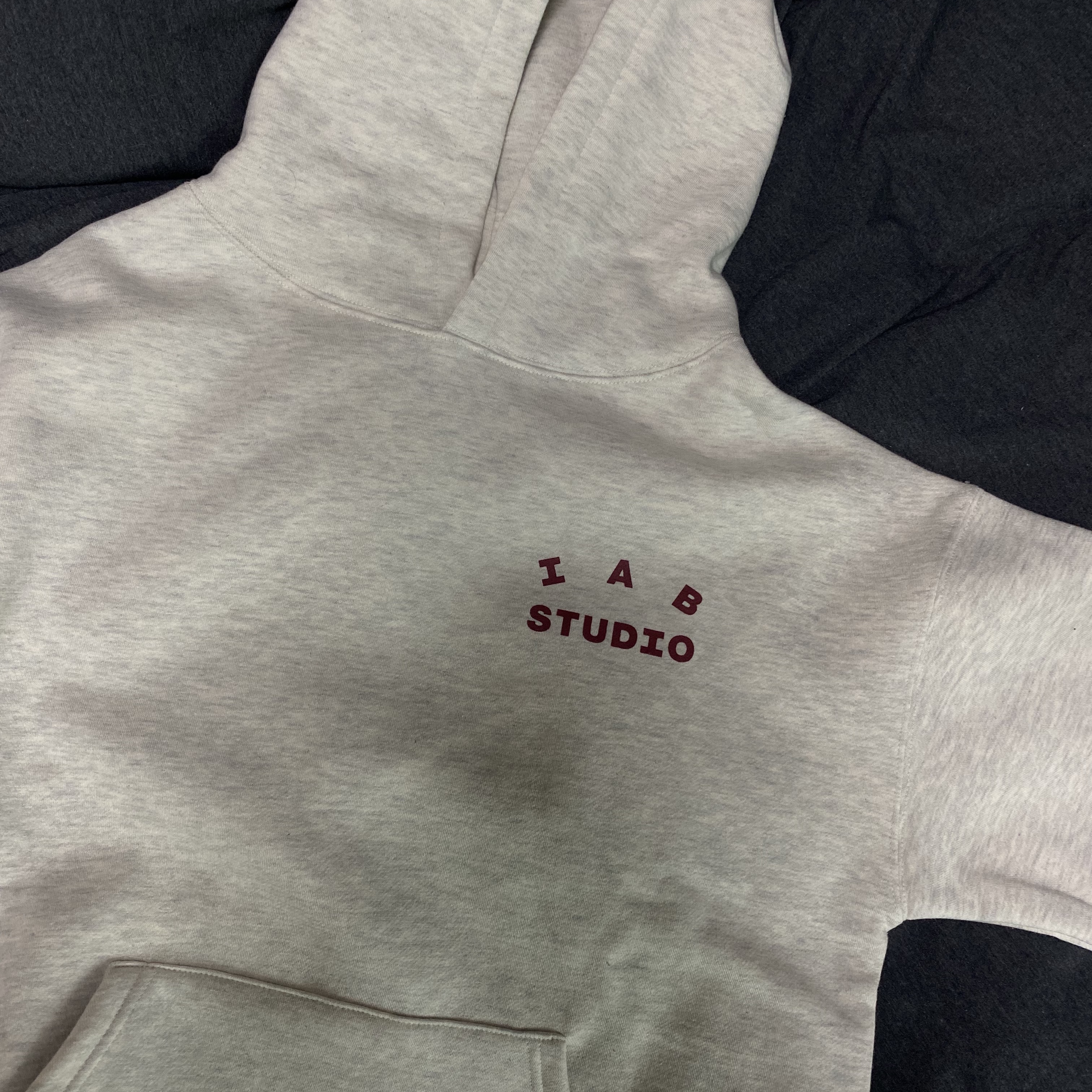 IAB Studio Hoodie Oatmeal Burgundy 착용 스타일 - 2