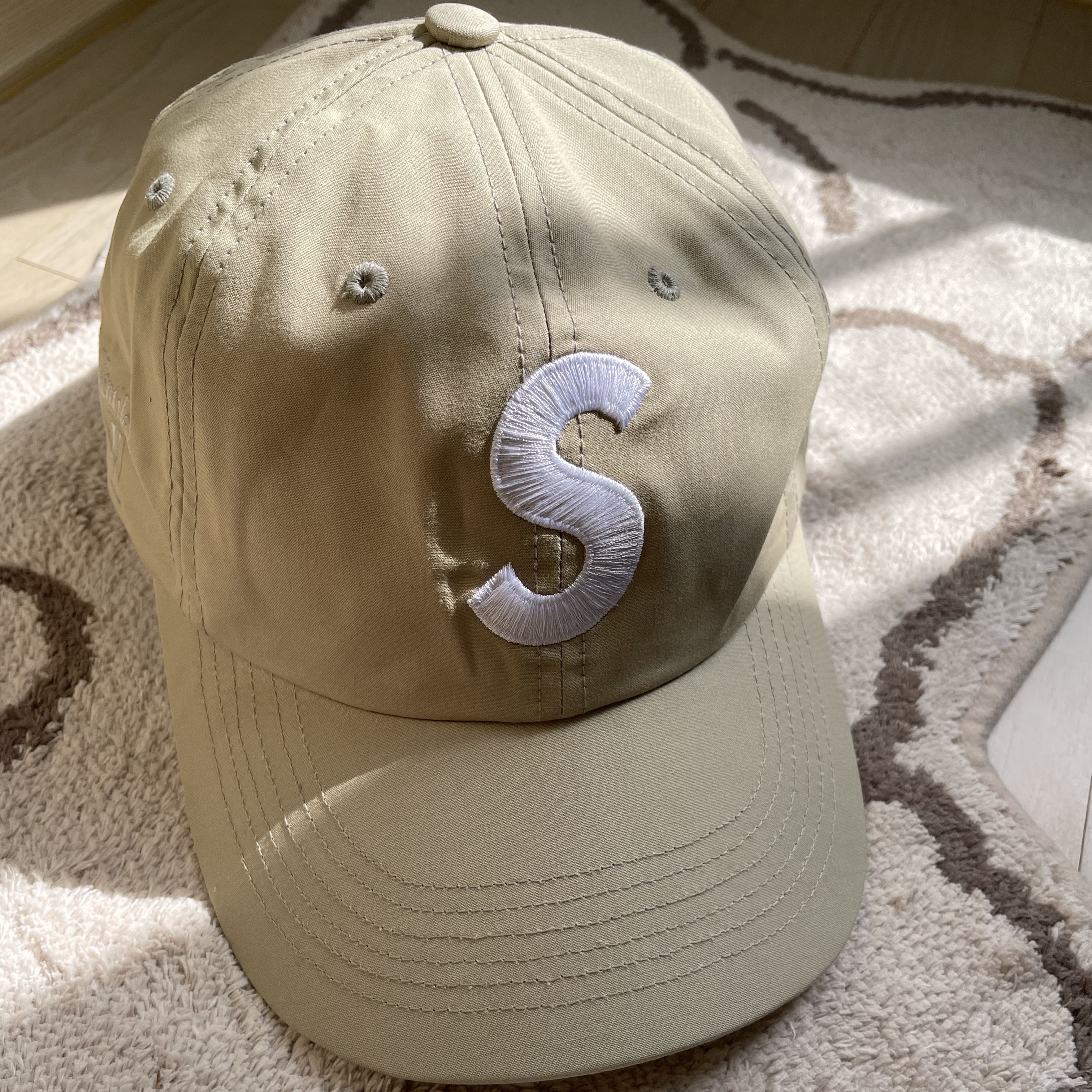 Supreme Ventile S Logo 6-Panel Stone - 21FW 착용 스타일