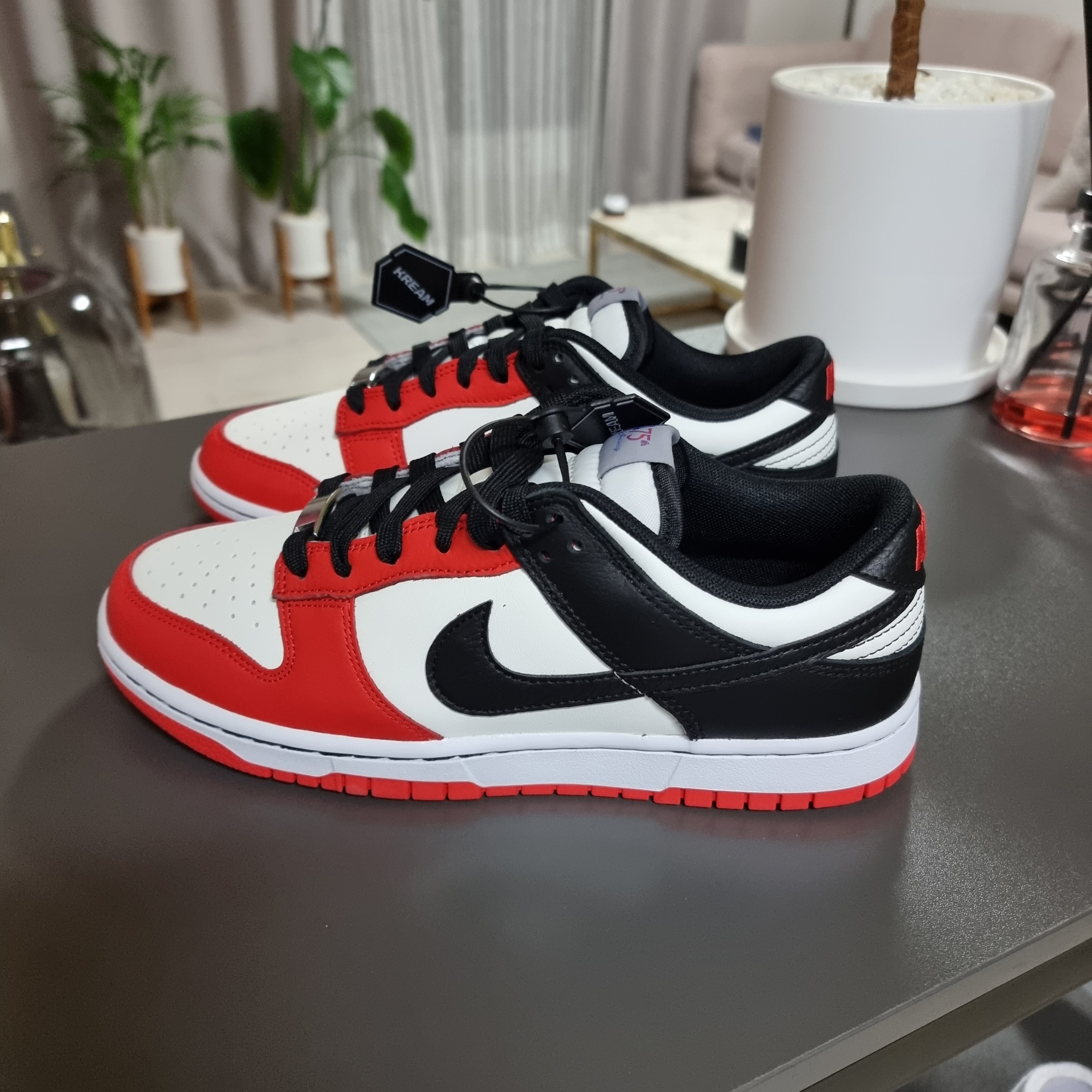 Nike x NBA Dunk Low Retro EMB Black and Chile Red 착용 스타일 - 2