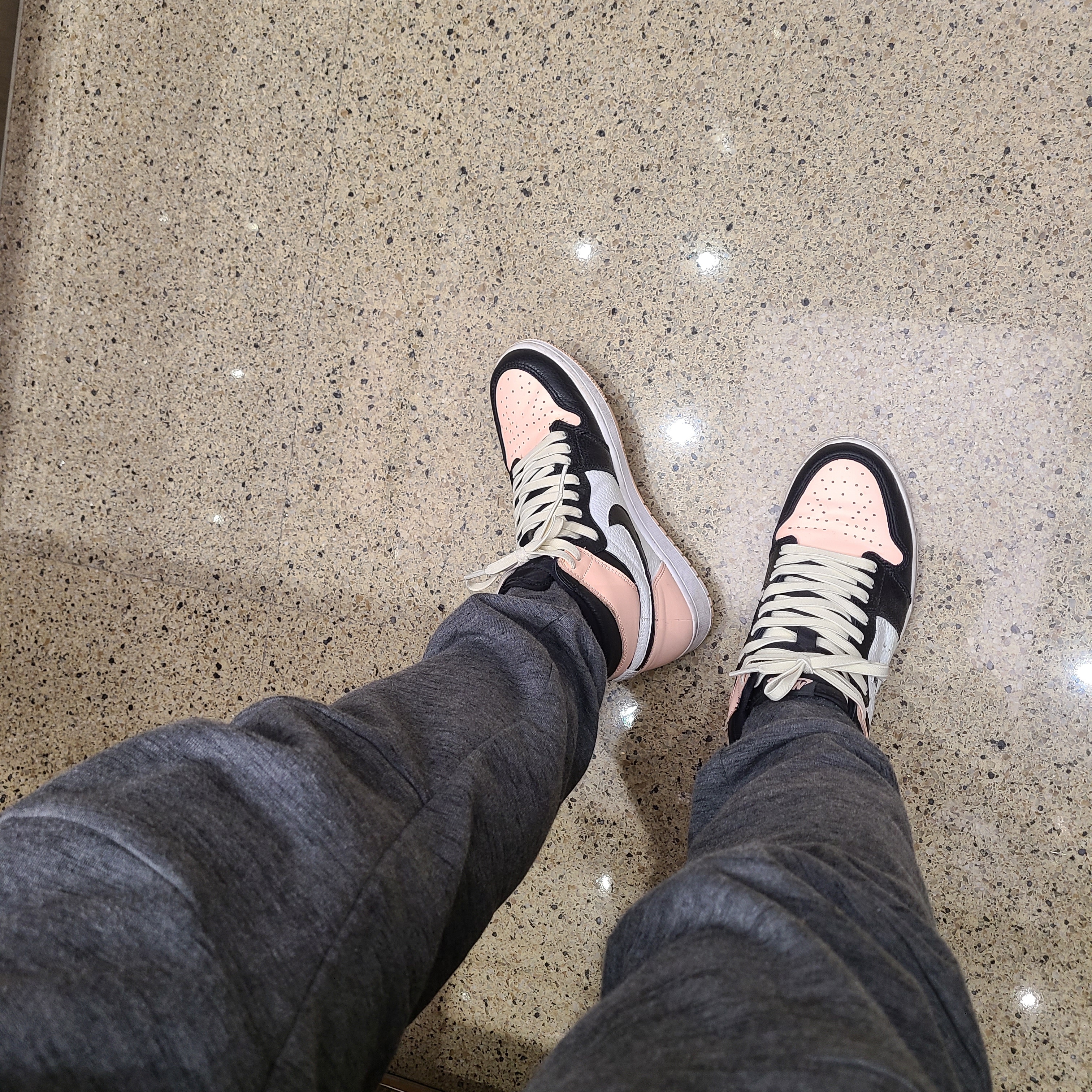 Jordan 1 Retro High OG Crimson Tint 착용 스타일