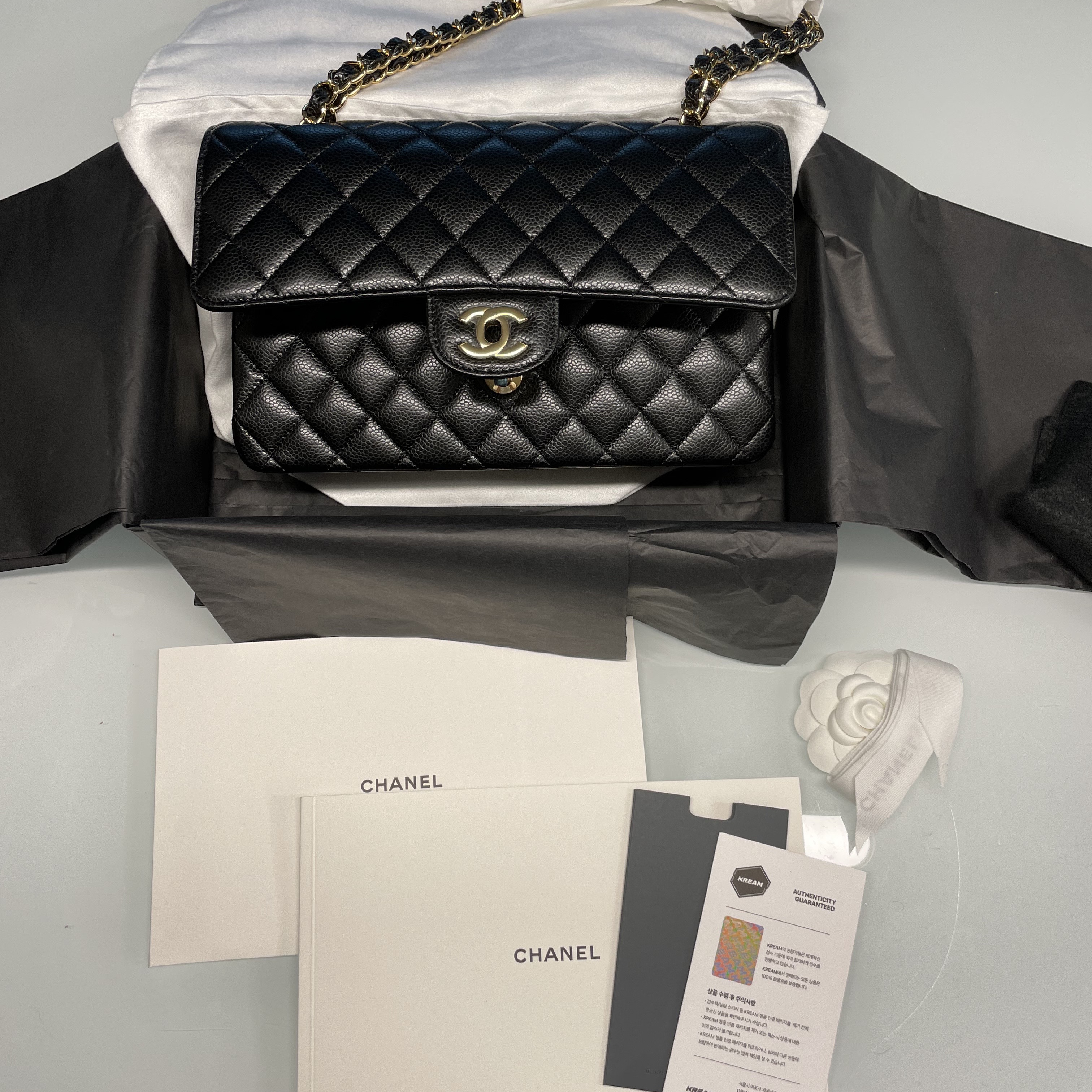 Chanel Medium Classic Handbag Grained Calfskin & Gold Black 착용 스타일