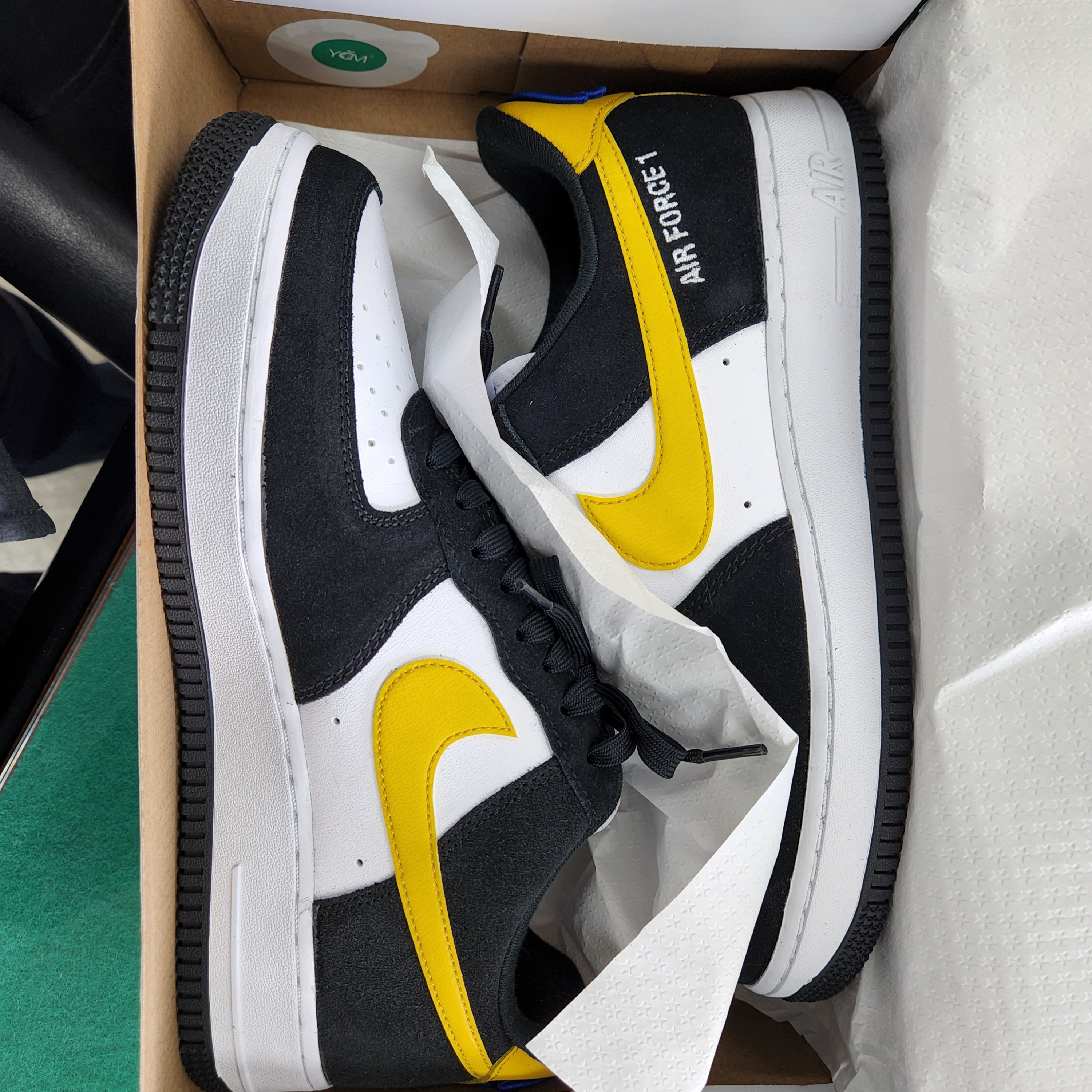 Nike Air Force 1 '07 LV8 Athletic Club Black Dark Sulfur, (W) Nike Air Force 1 '07 Valentine Day 2022 착용 스타일 - 1