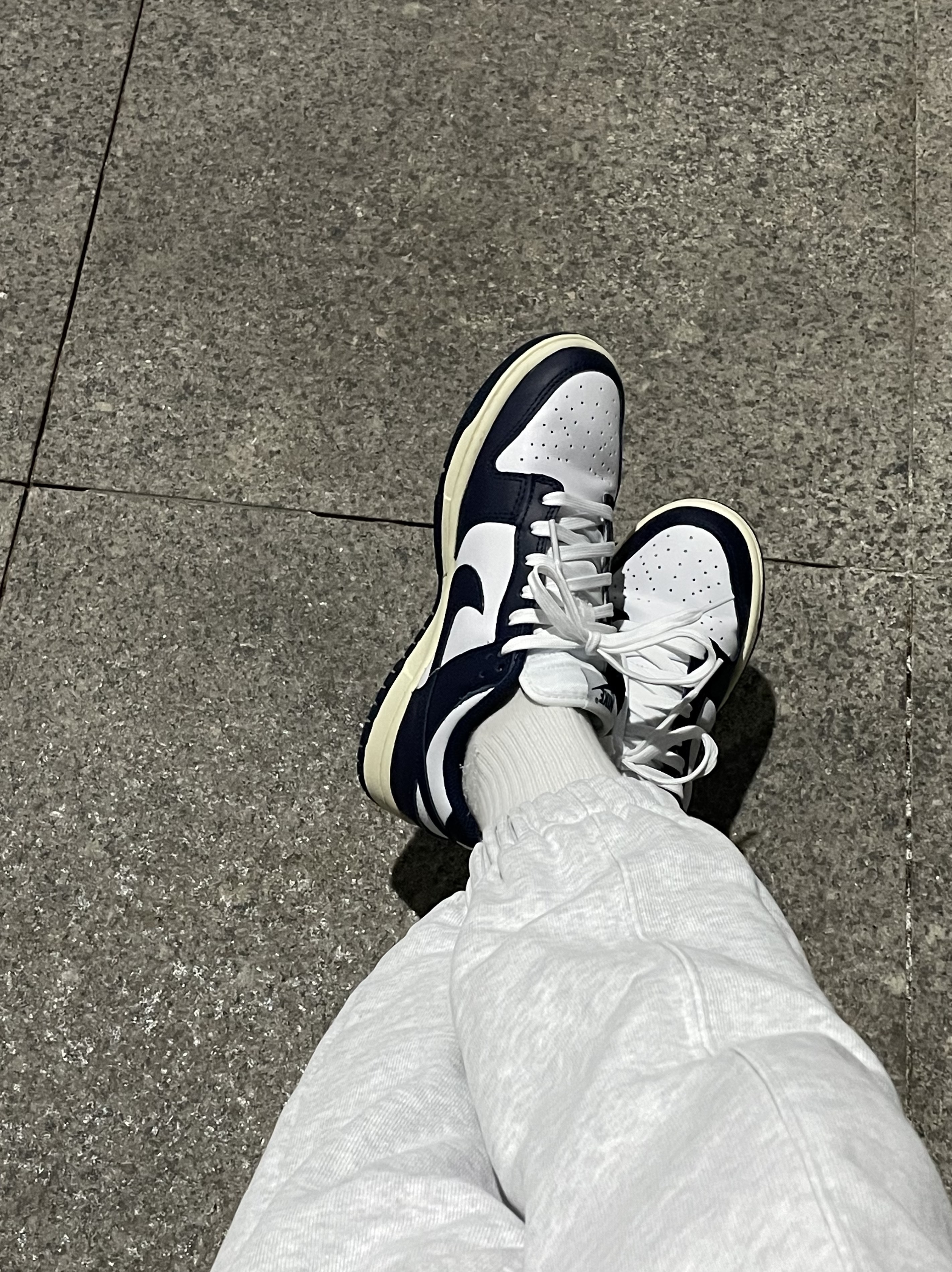 (W) Nike Dunk Low Vintage Midnight Navy 착용 스타일 - 3