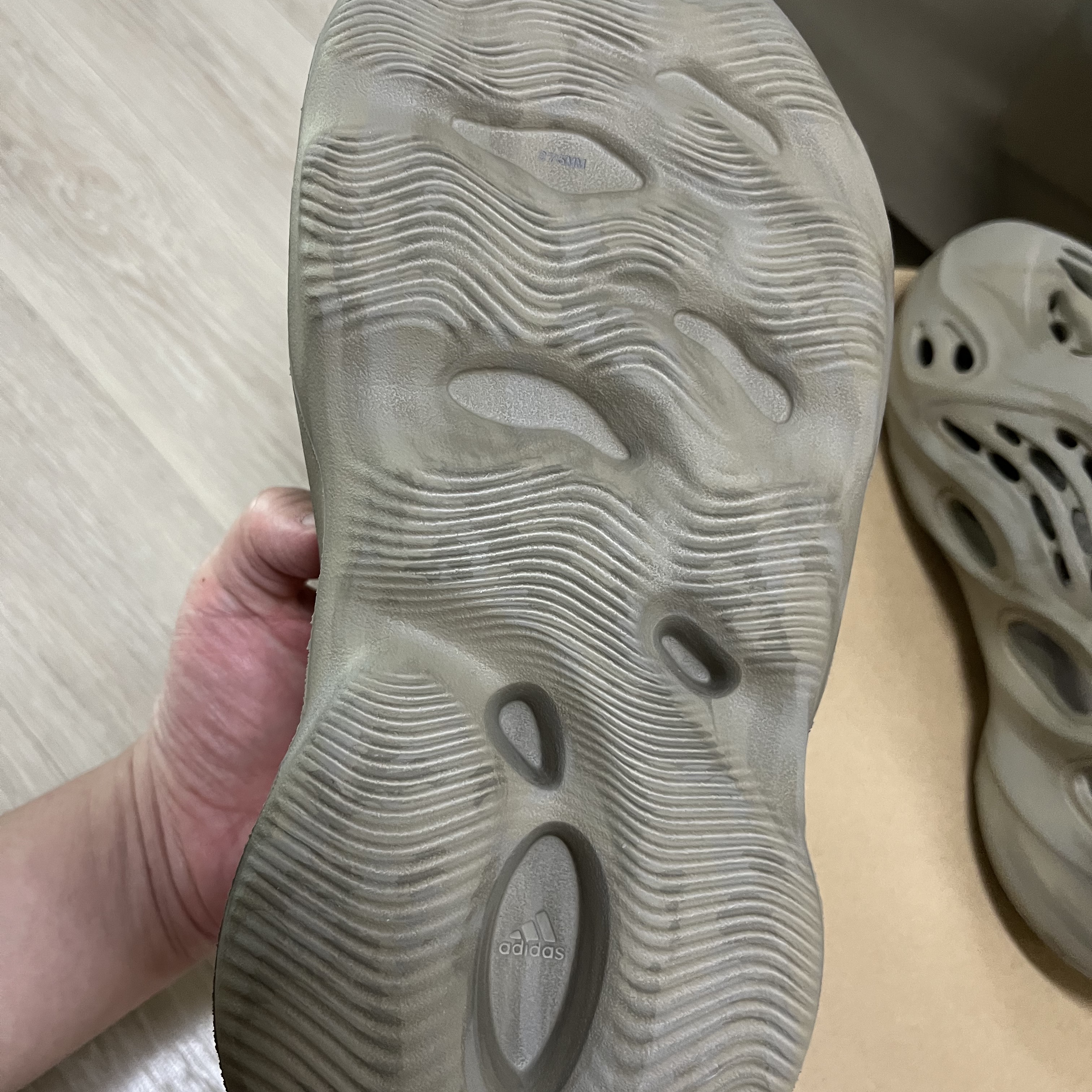 Adidas Yeezy Foam RNNR Stone Sage 착용 스타일 - 3