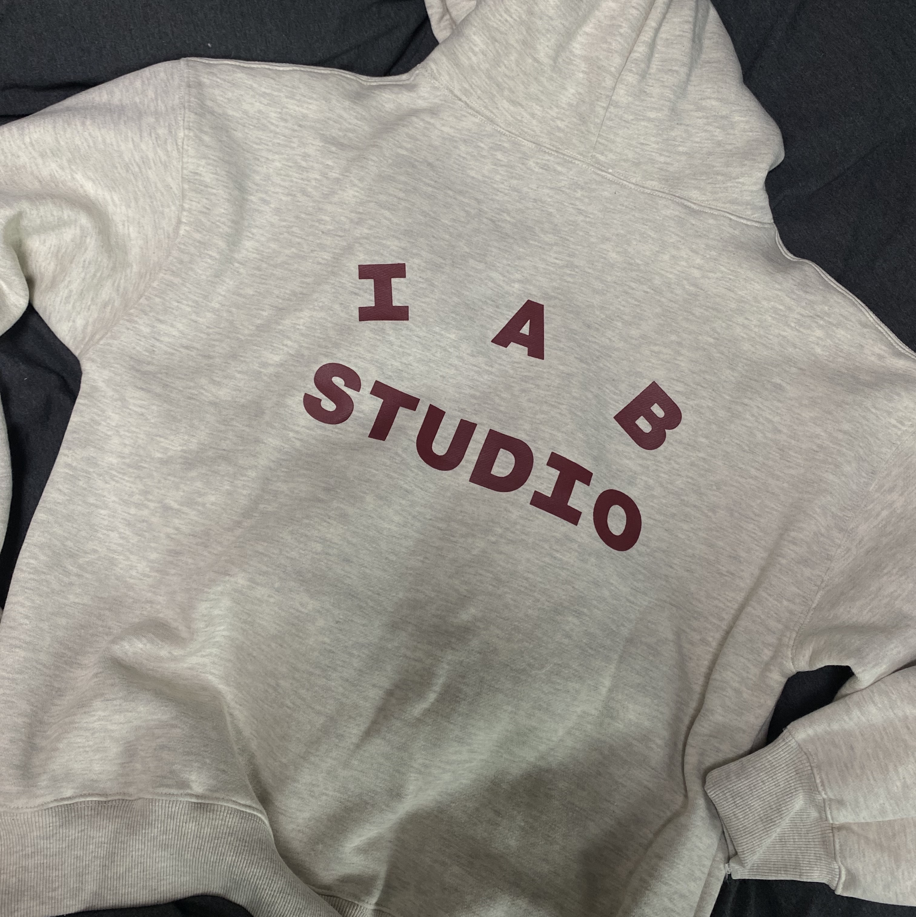 IAB Studio Hoodie Oatmeal Burgundy 착용 스타일 - 1