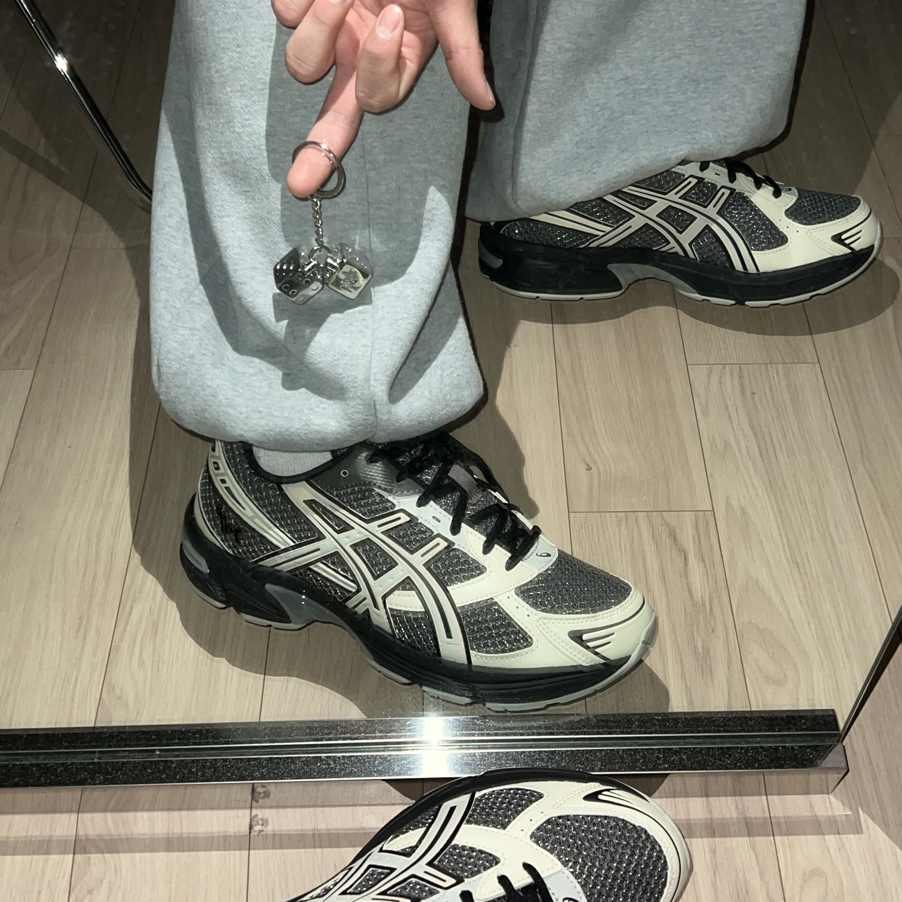 Asics x I4P Gel-1130 Mink Glacier Grey, Stussy Metal Dice Keychain Silver 착용 스타일 - 2