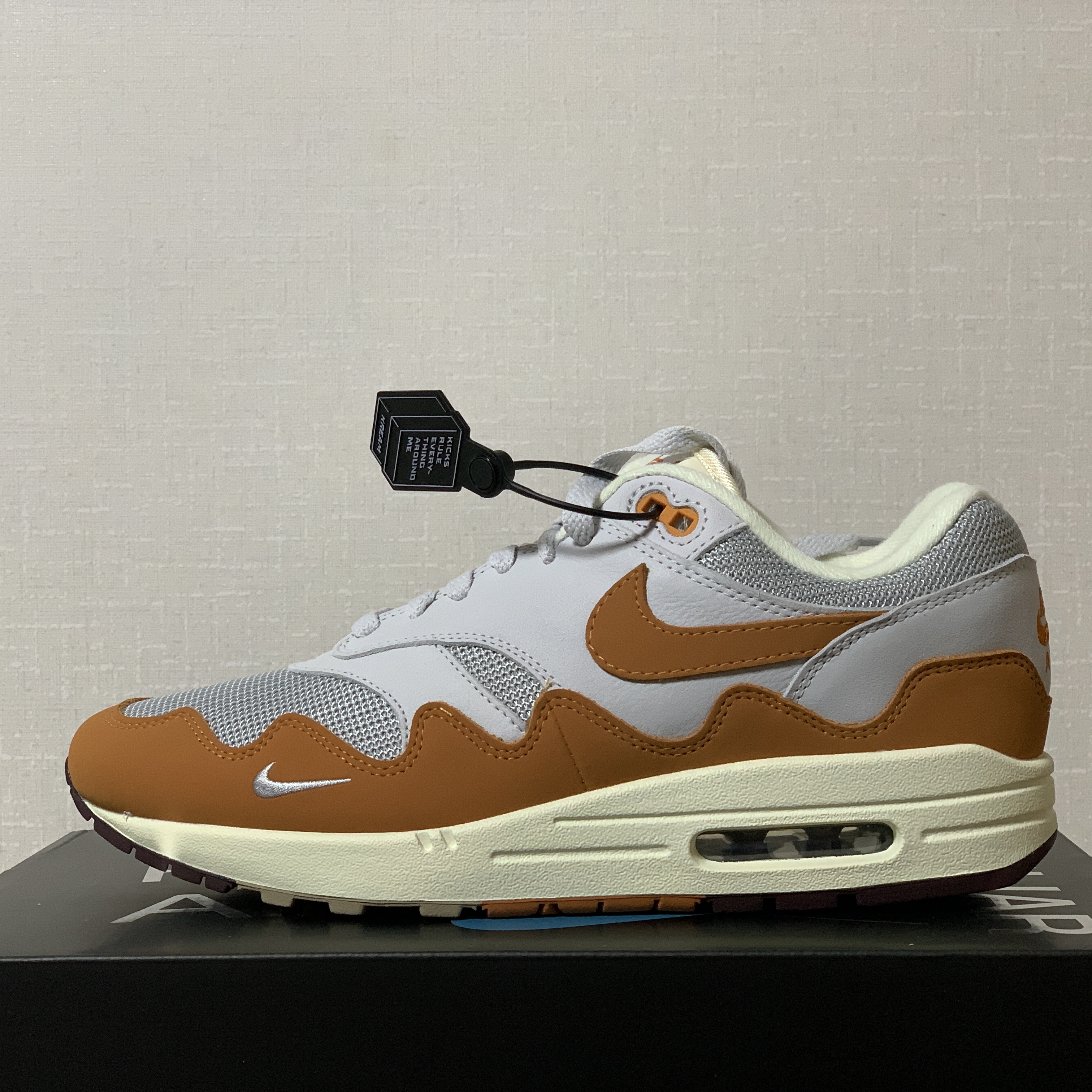 Nike x Patta Air Max 1 Monarch 착용 스타일