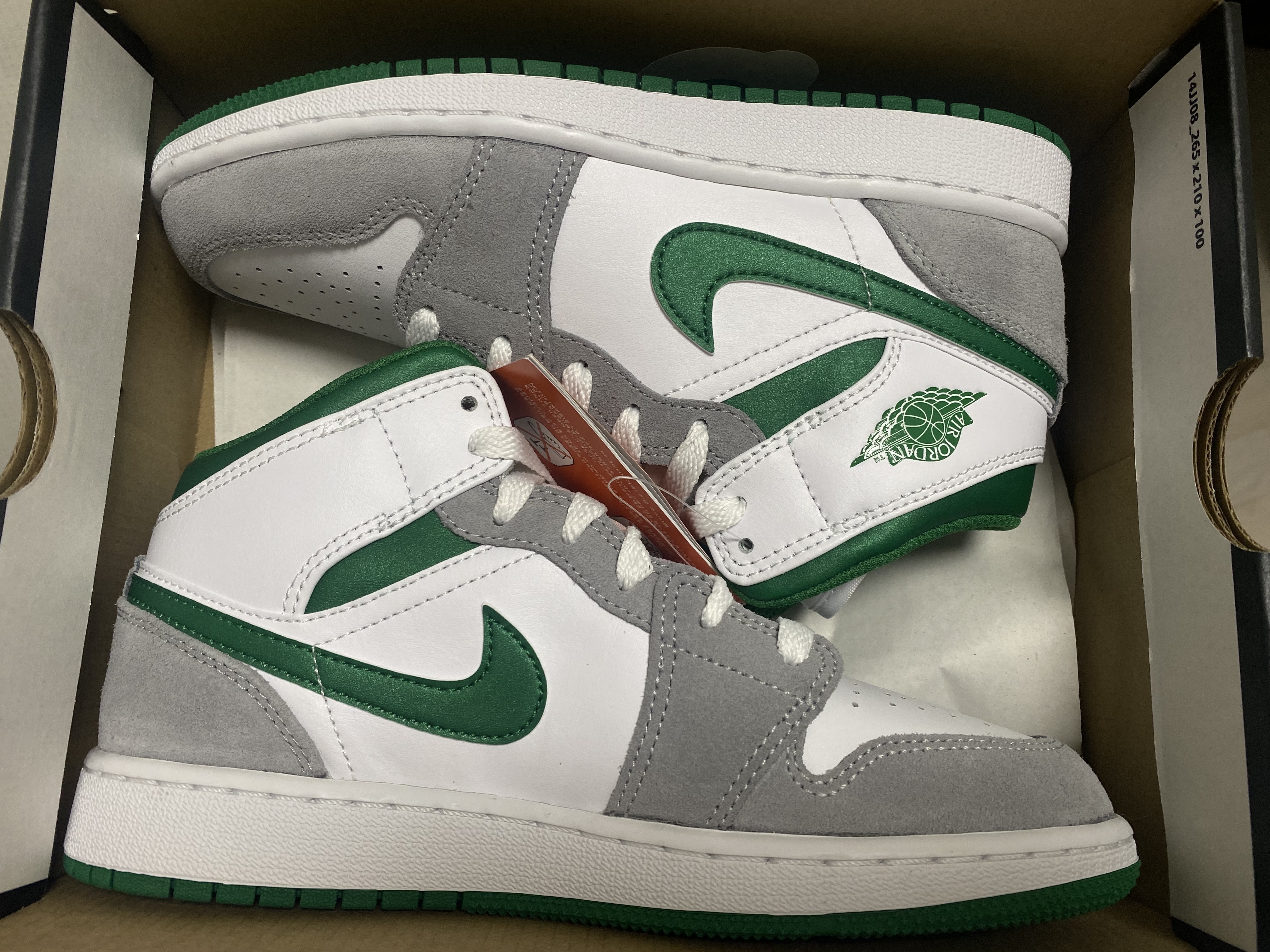 (GS) Jordan 1 Mid SE Pine Green Light Smoke Grey 착용 스타일 - 1
