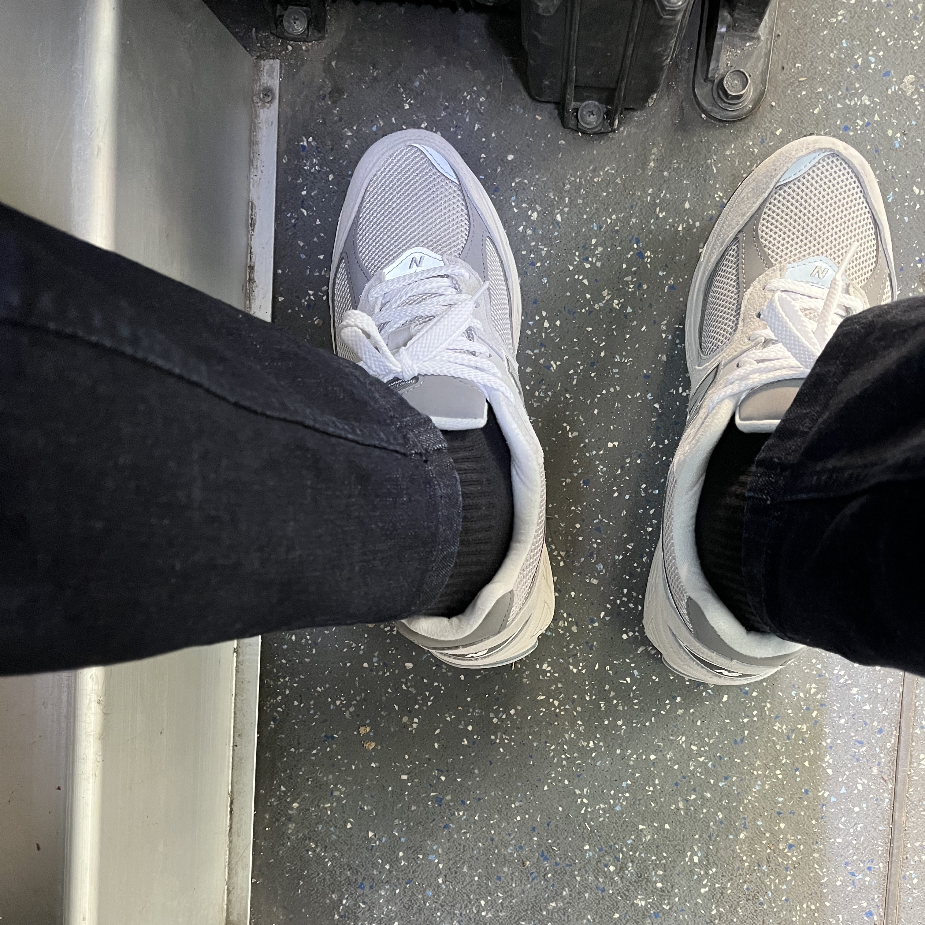 New Balance 2002R T2 Gray 착용 스타일