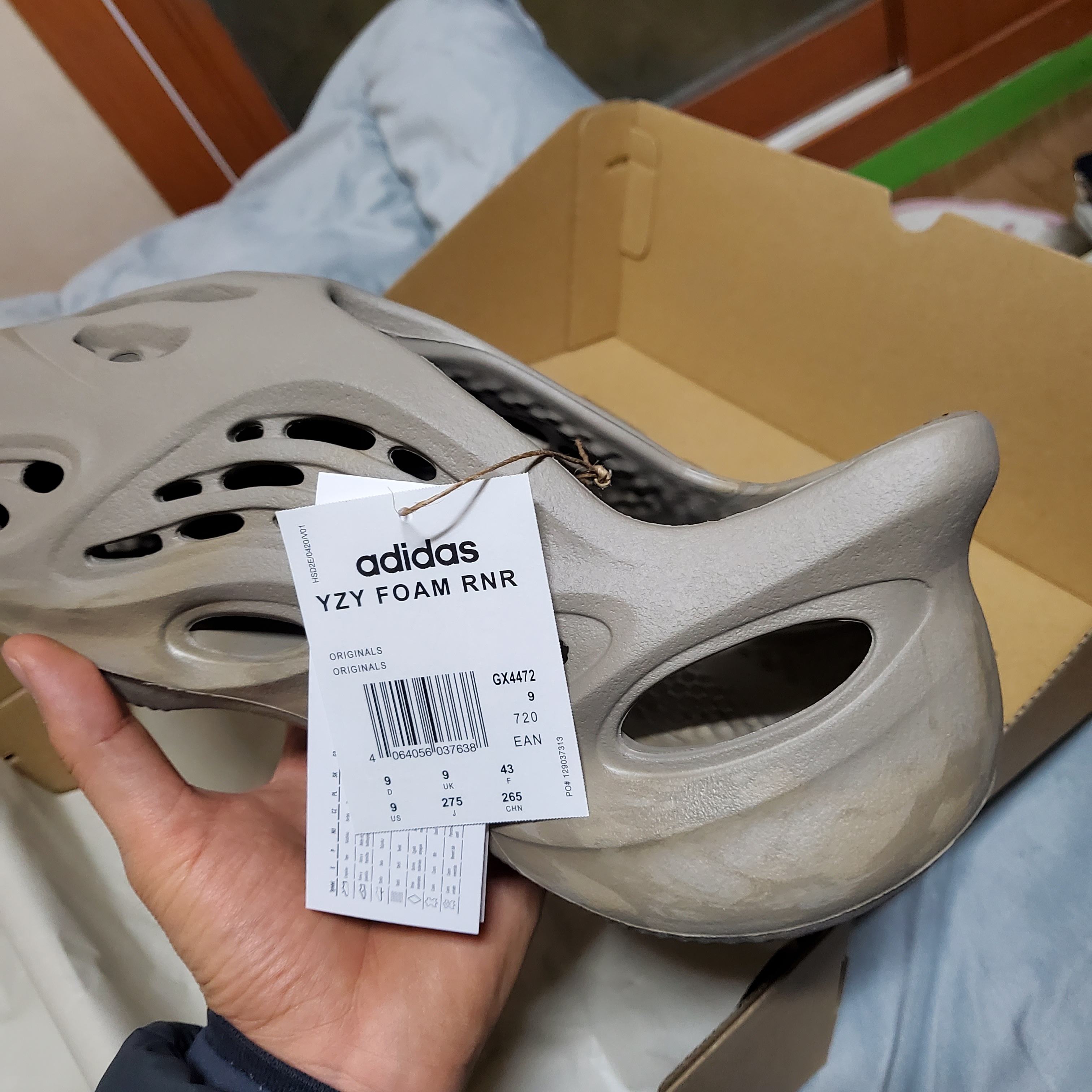 Adidas Yeezy Foam RNNR Stone Sage 착용 스타일