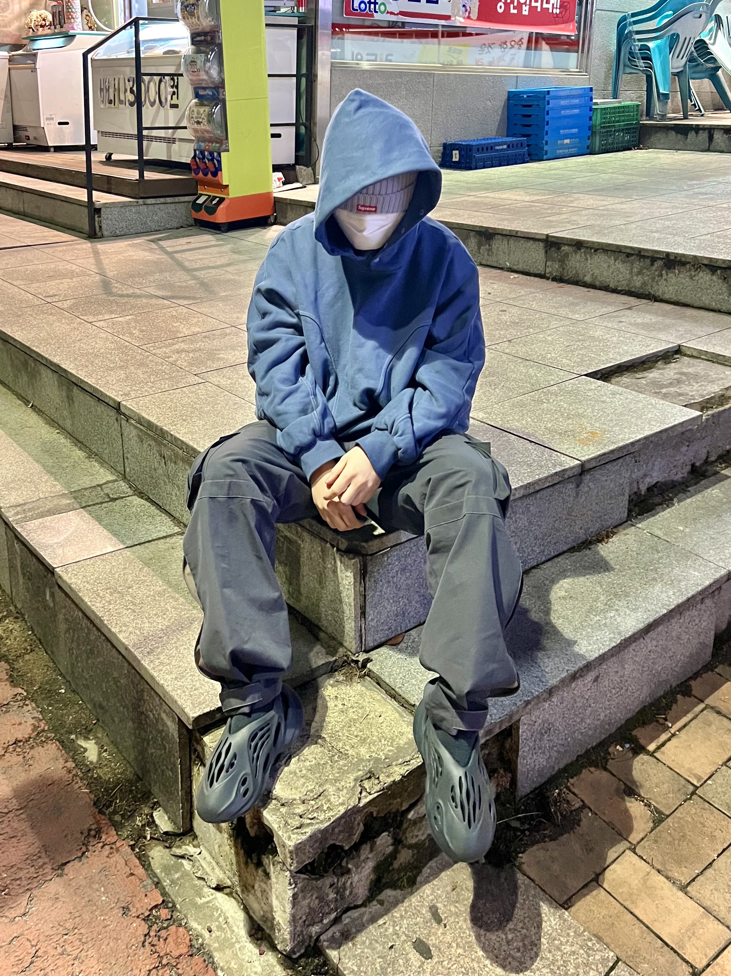 Supreme Overdyed Beanie Grey - 21SS, Adidas Yeezy Foam RNNR Mineral Blue 착용 스타일 - 1
