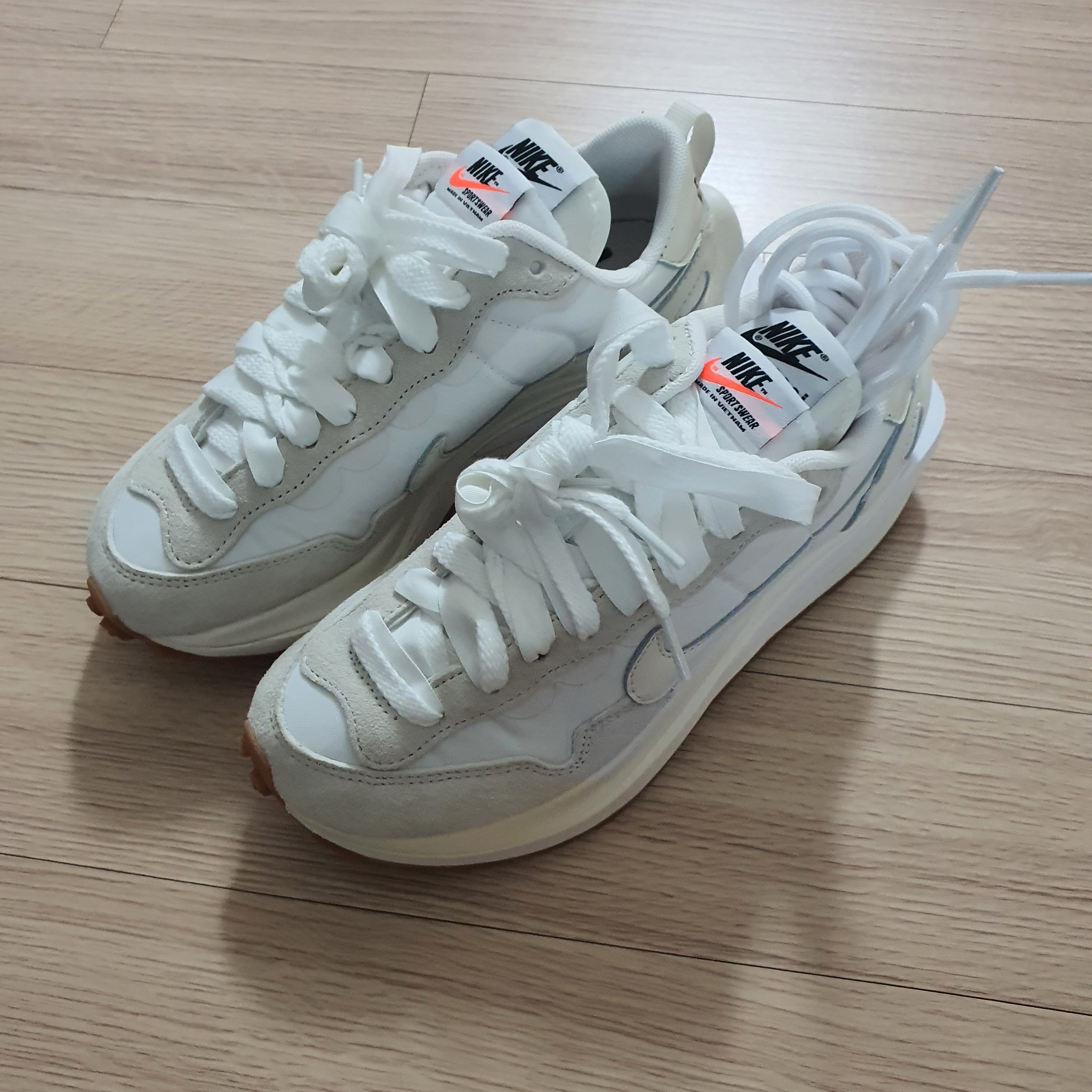 Nike x Sacai VaporWaffle White and Gum 착용 스타일 - 2