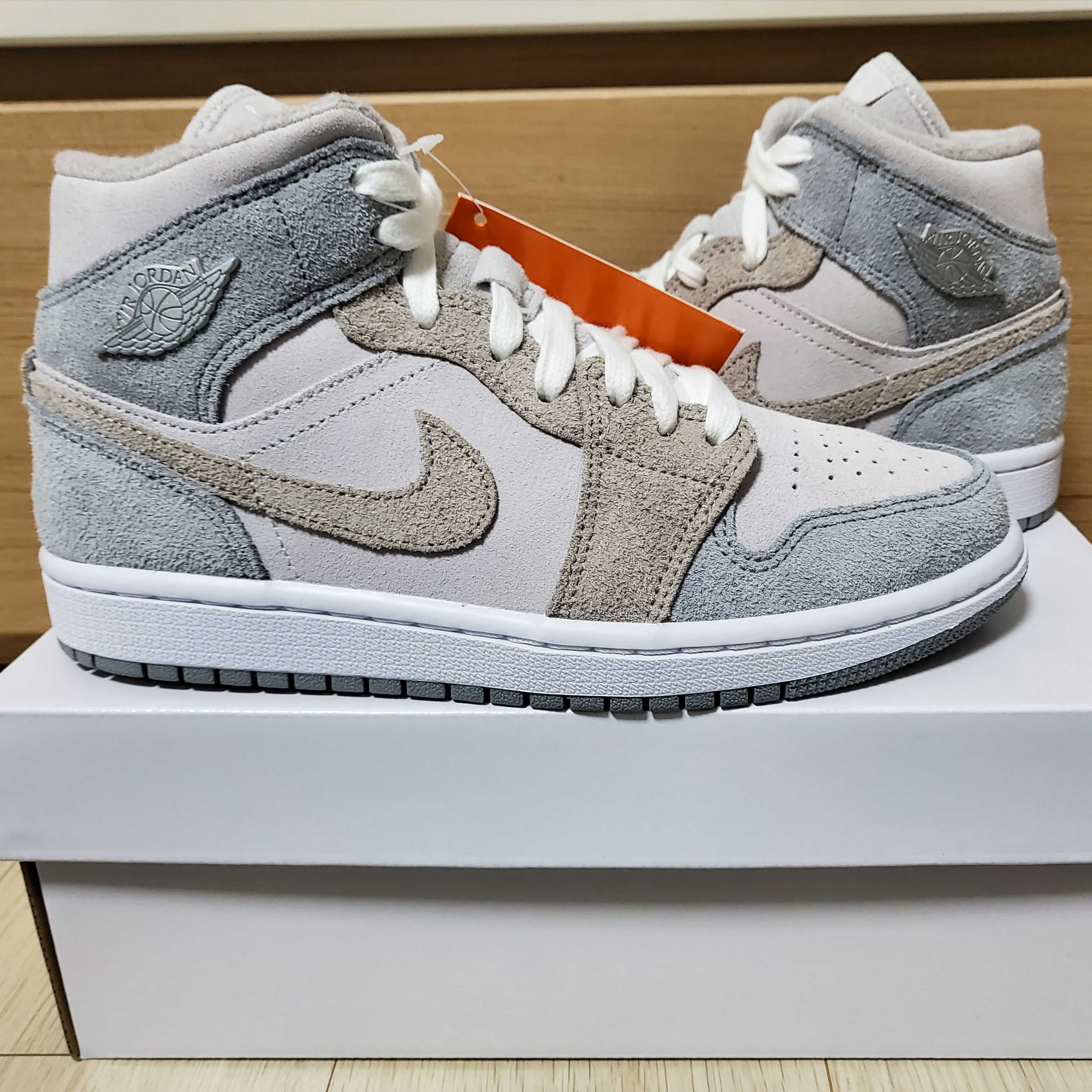 (W) Jordan 1 Mid SE Particle Grey 착용 스타일 - 1