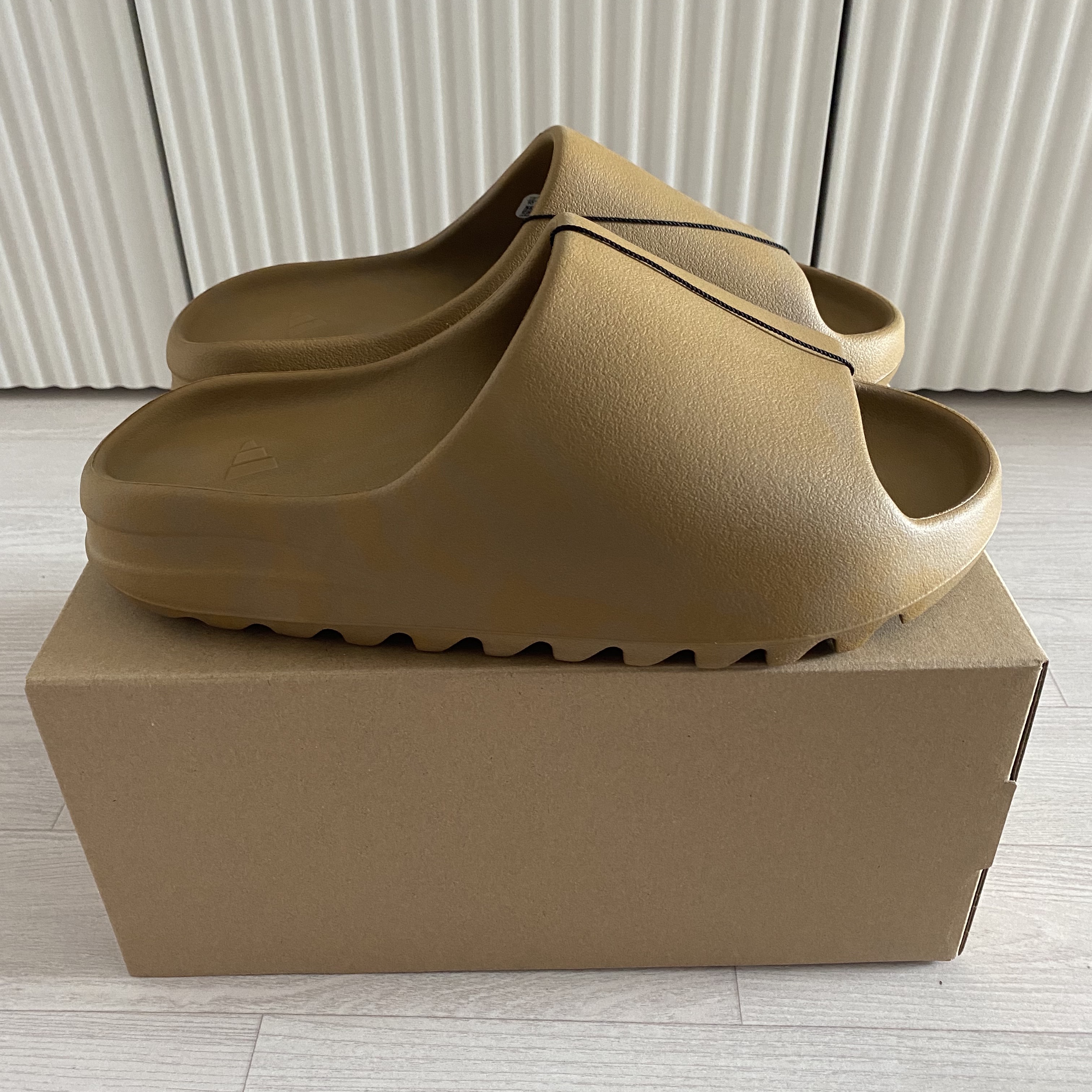 Adidas Yeezy Slide Ochre 착용 스타일 - 2