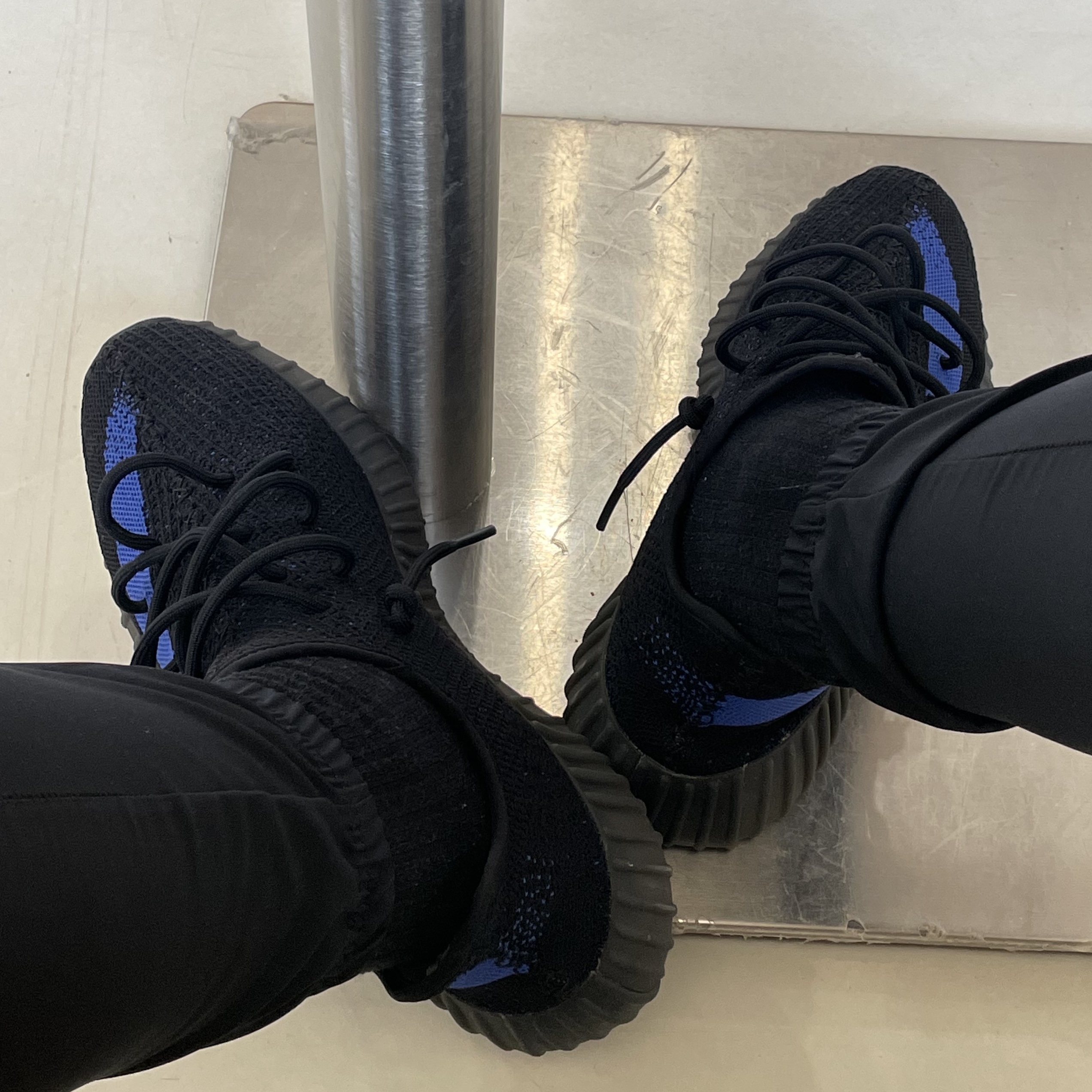 Adidas Yeezy Boost 350 V2 Dazzling Blue 착용 스타일