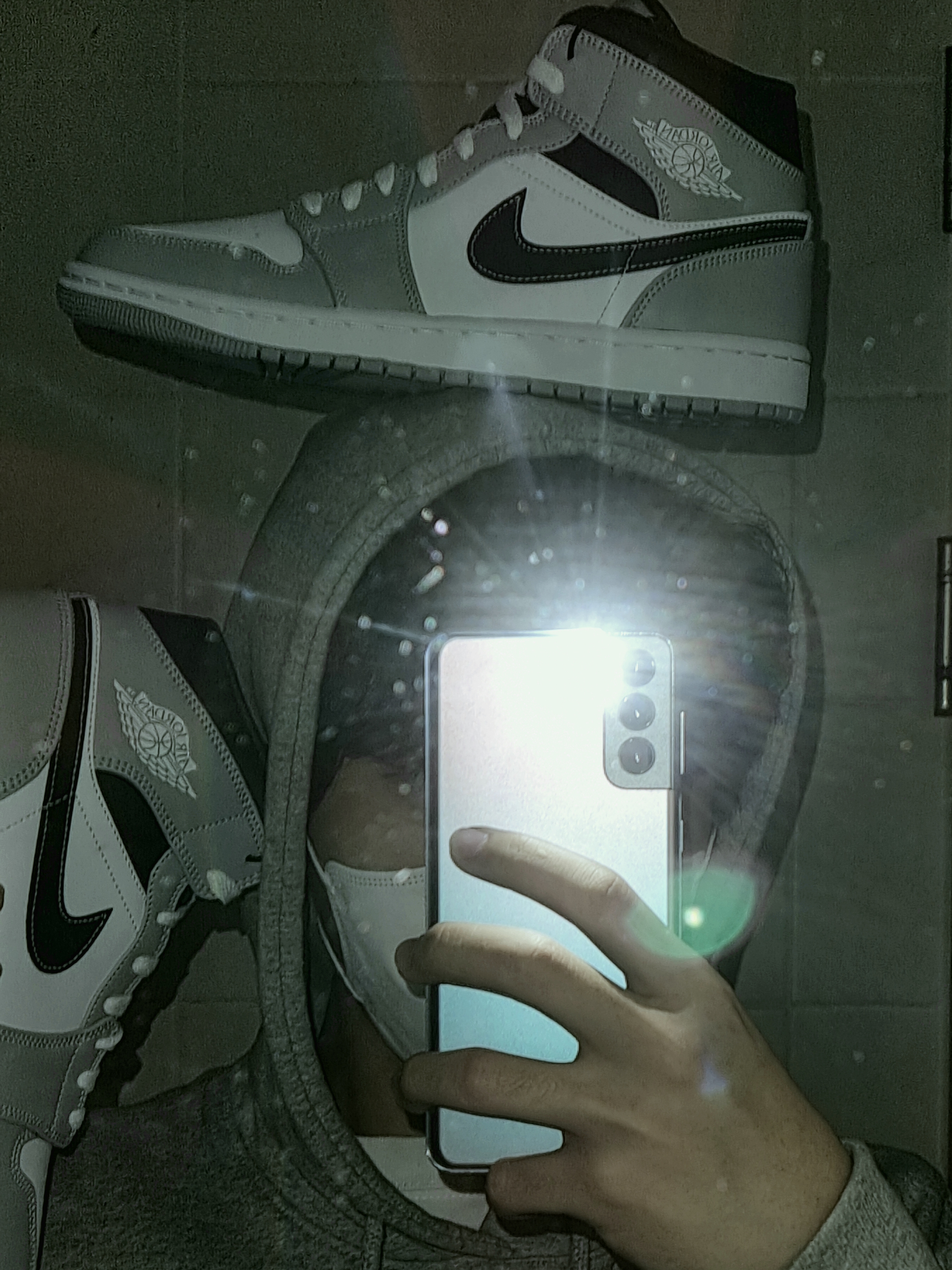 Jordan 1 Mid Light Smoke Grey Anthracite 착용 스타일 - 2