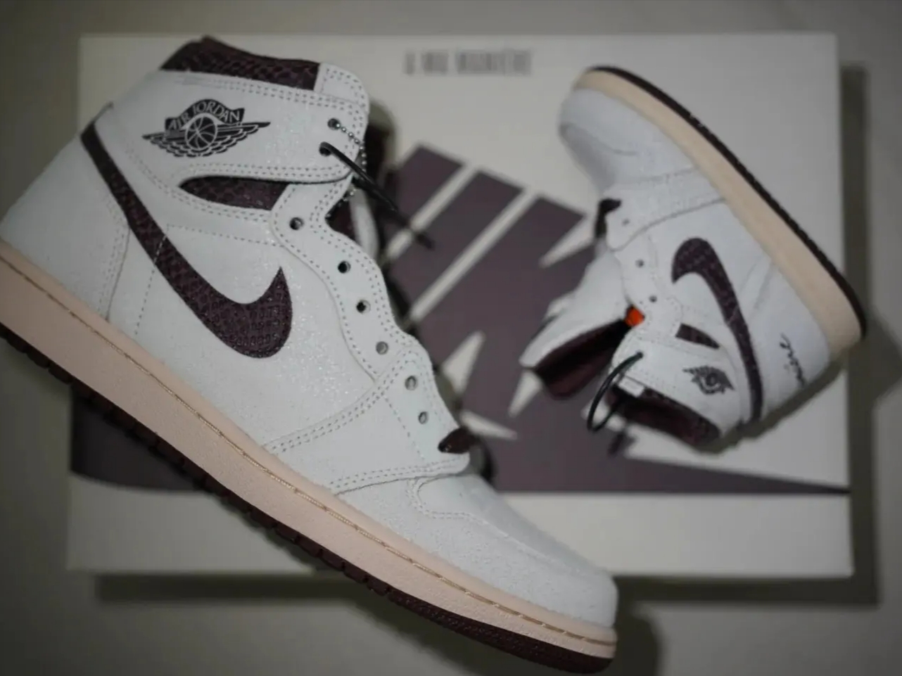 Jordan 1 x A Ma Maniere Retro High OG SP Sail and Burgundy, (TD) Jordan 1 x A Ma Maniere Retro High OG SP Burgundy and Sail 착용 스타일 - 1