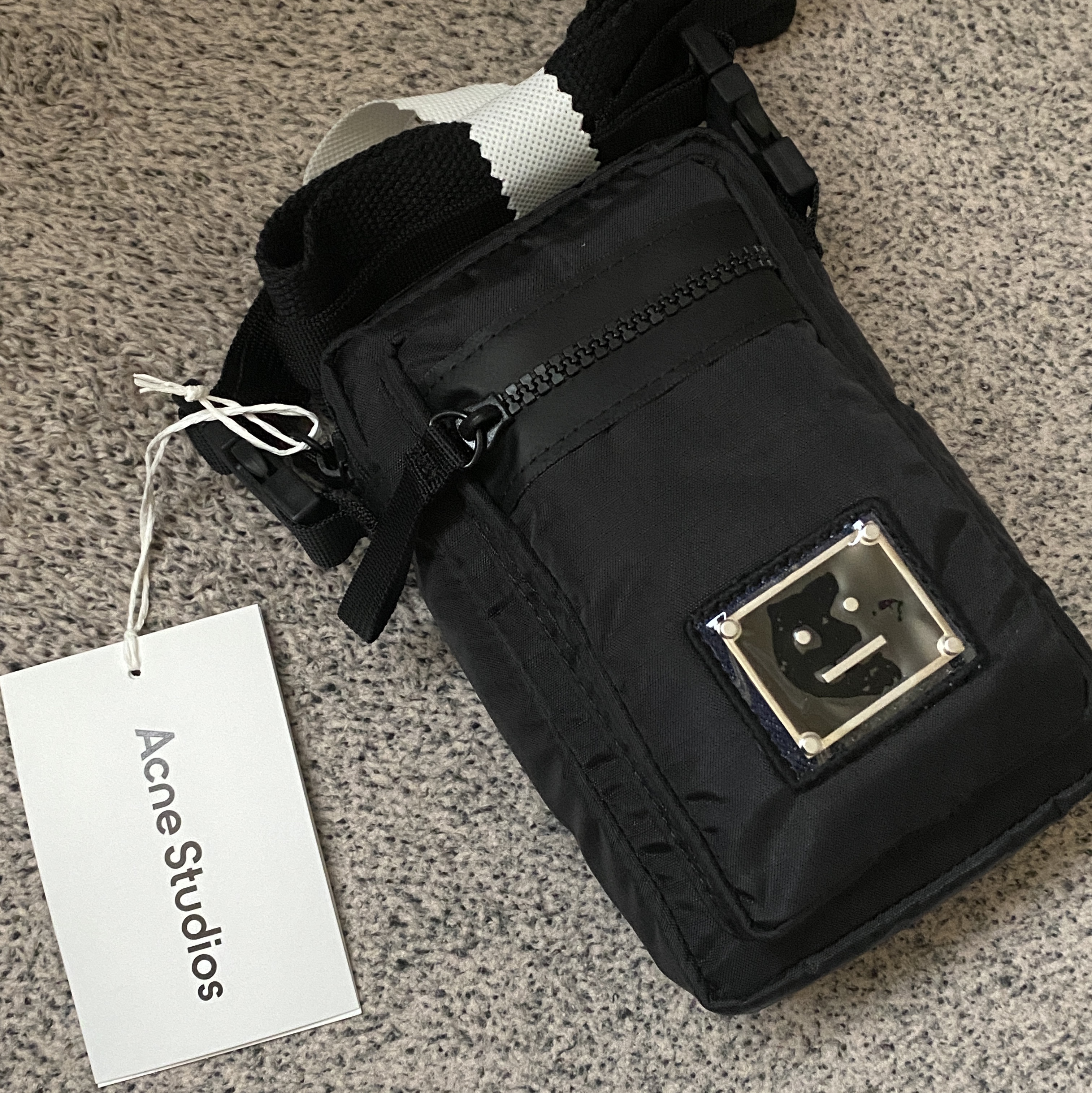 Acne Studios Logo Plaque Pocket Bag Black 착용 스타일 - 2