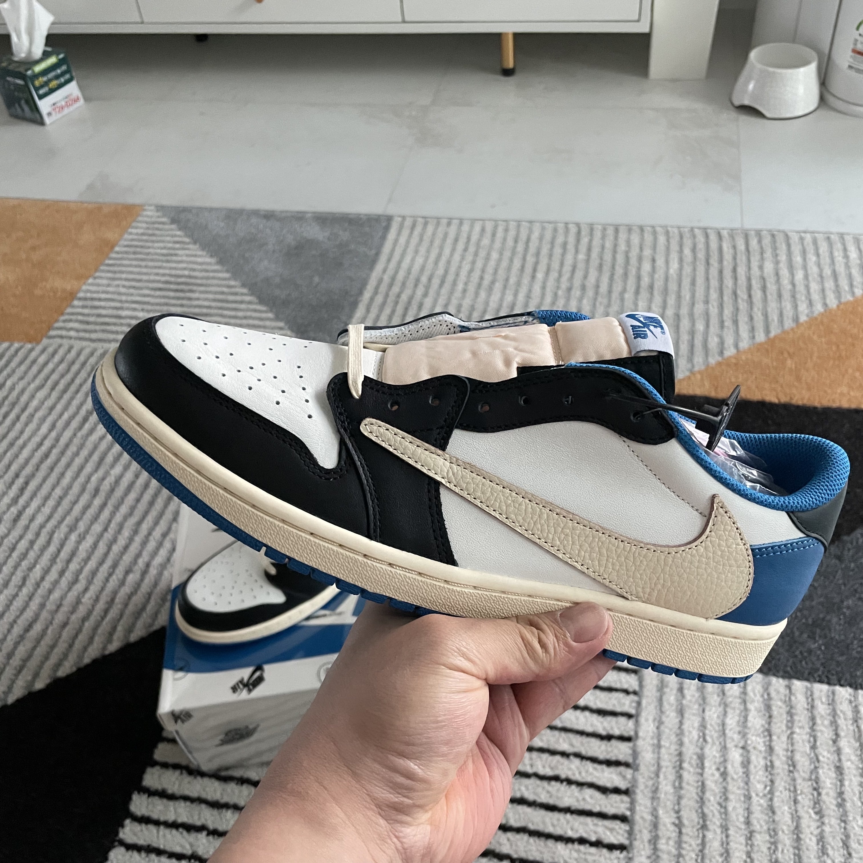 Jordan 1 x Travis Scott x Fragment Retro Low OG SP Military Blue 착용 스타일