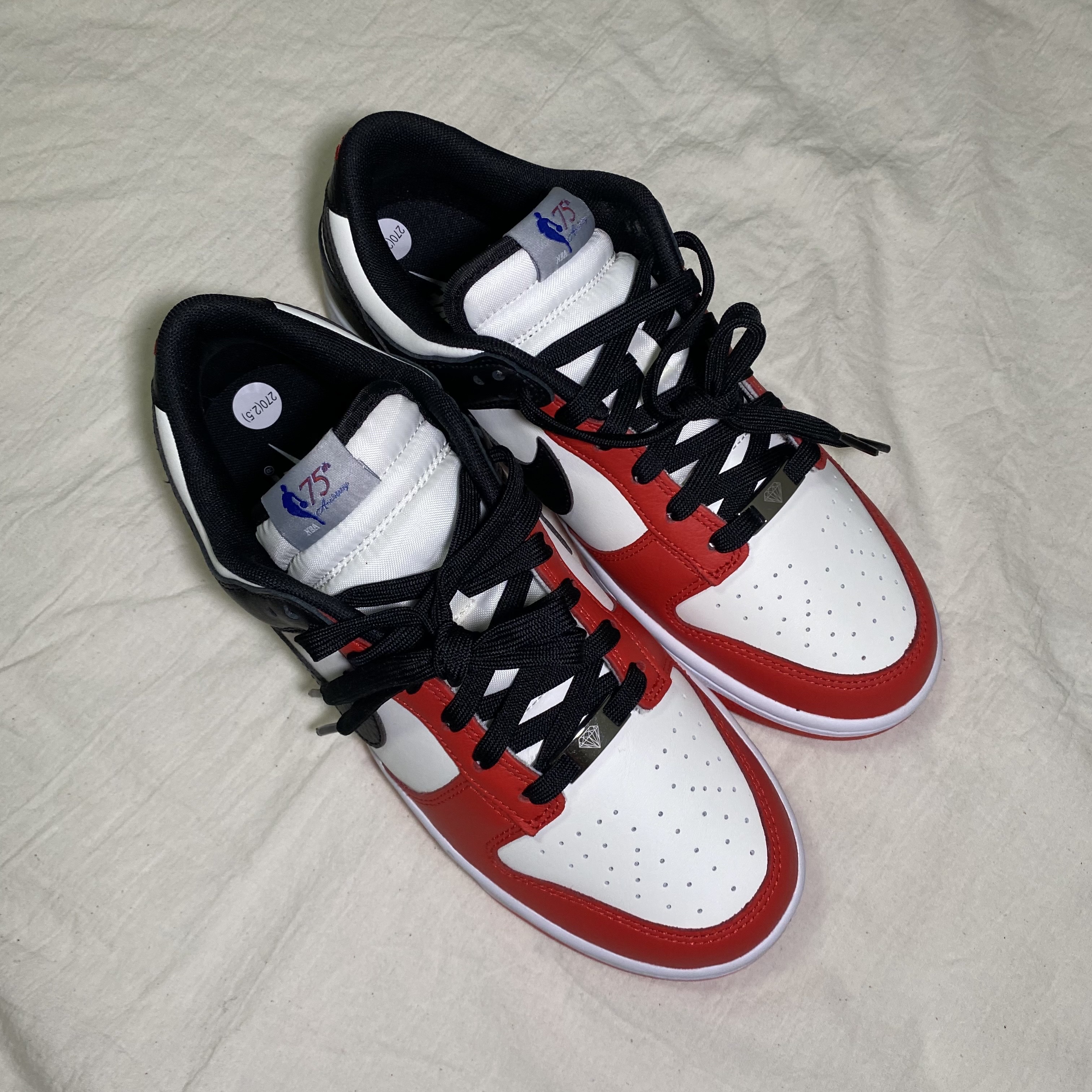Nike x NBA Dunk Low Retro EMB Black and Chile Red 착용 스타일 - 3
