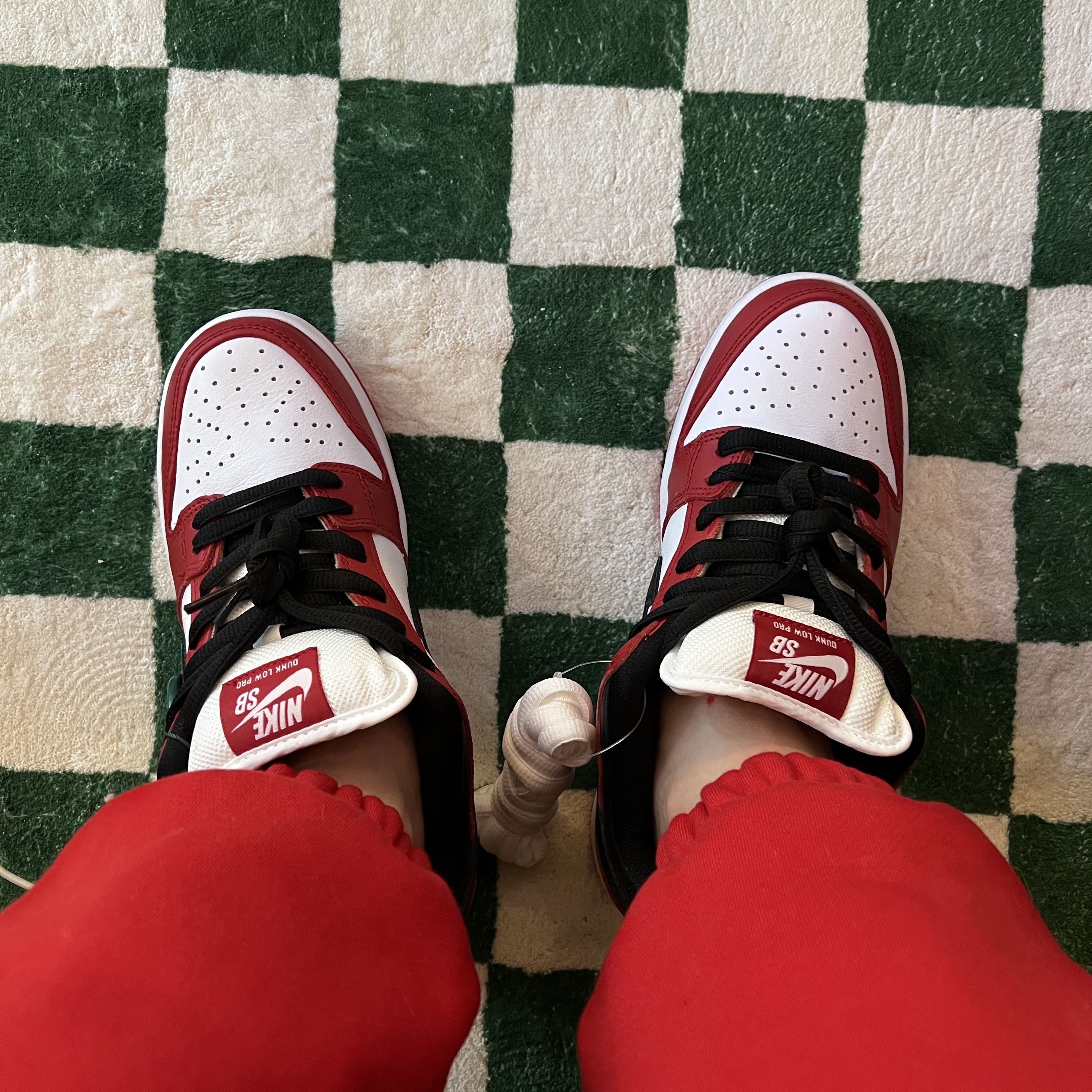 Nike SB Dunk Low Pro Chicago, Nike NRG Solo Swoosh Fleece Hoodie Black White - US/EU 착용 스타일 - 2