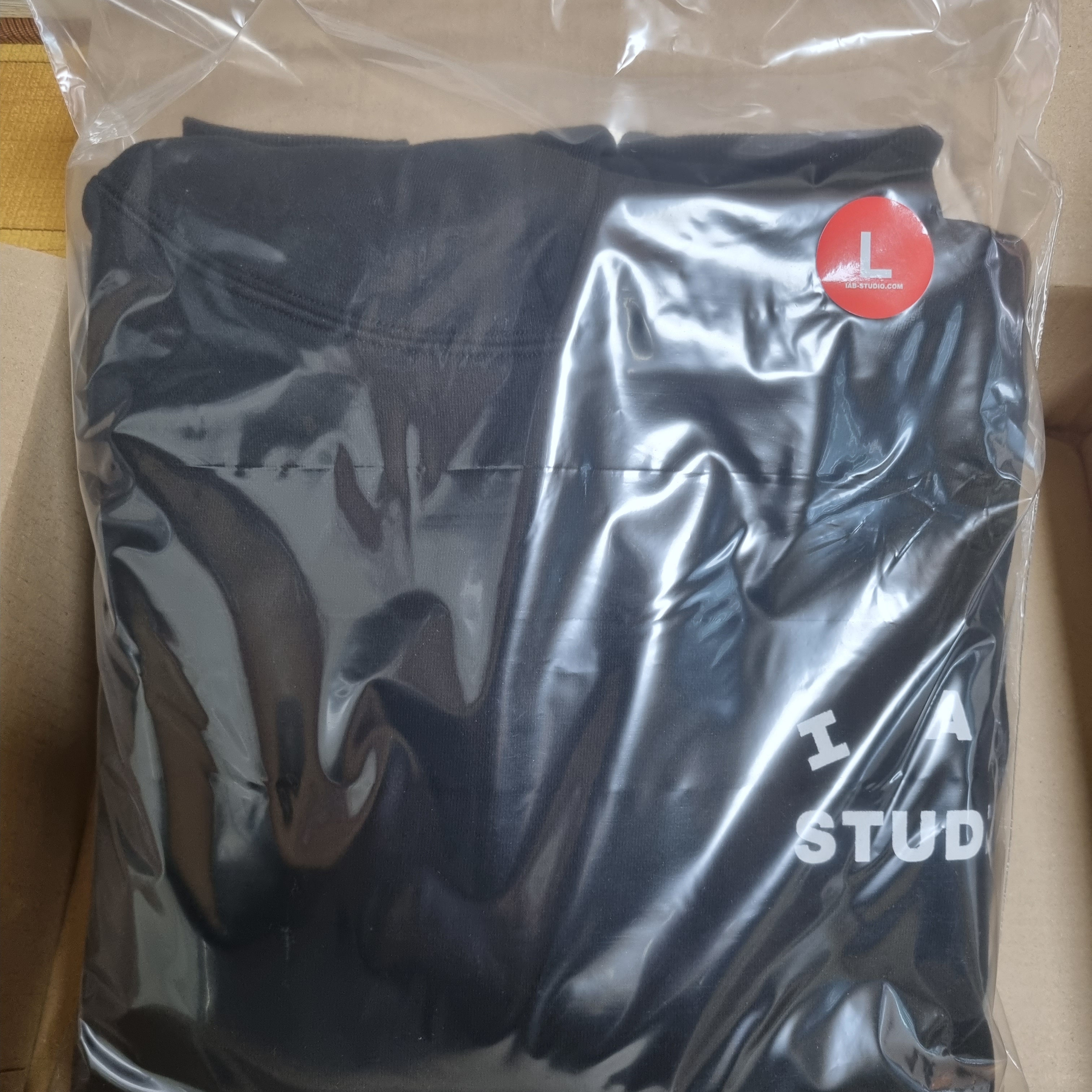 IAB Studio Hoodie Black White 착용 스타일