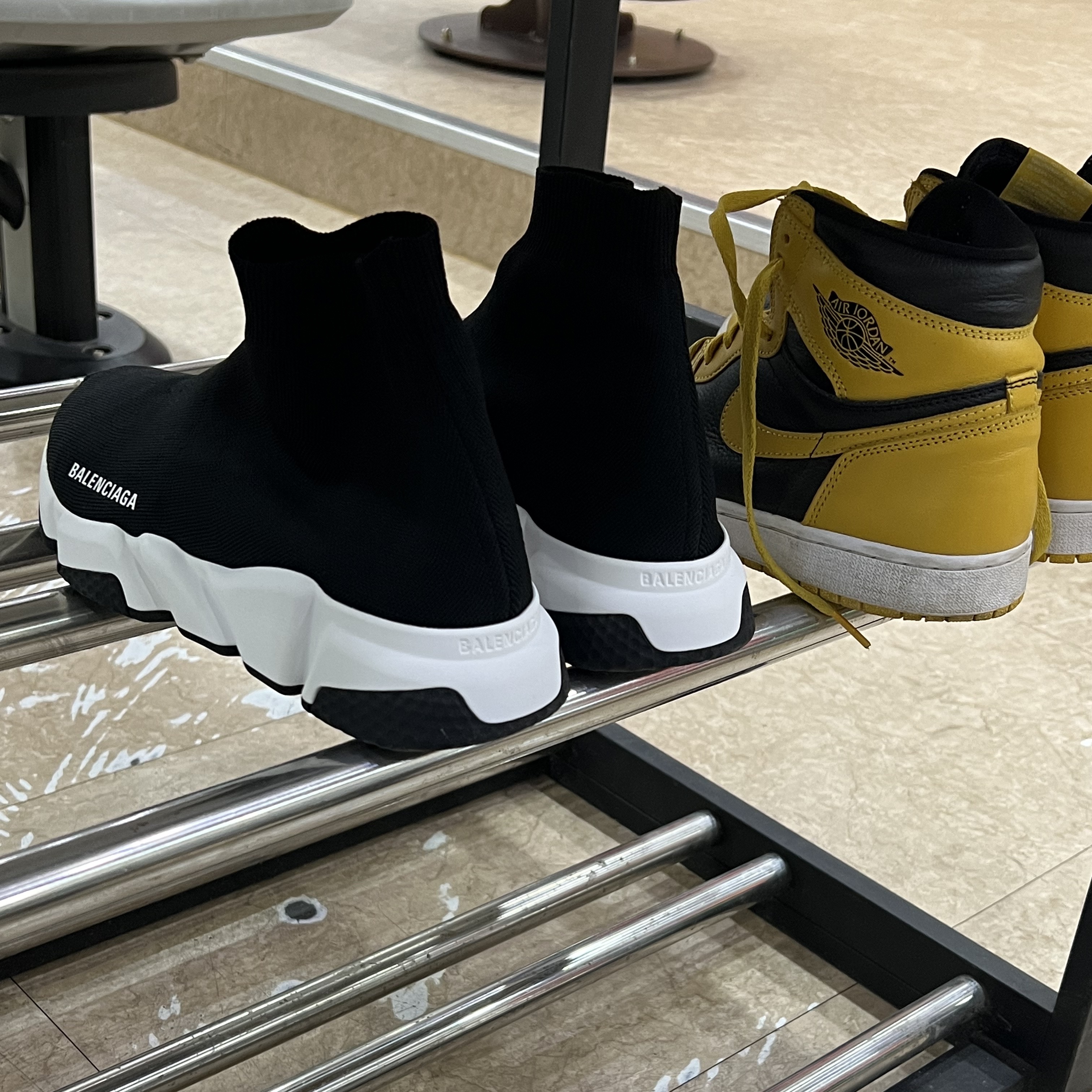 Balenciaga Speed Trainer Black White 2021/2022, Jordan 1 Retro High OG Pollen 착용 스타일