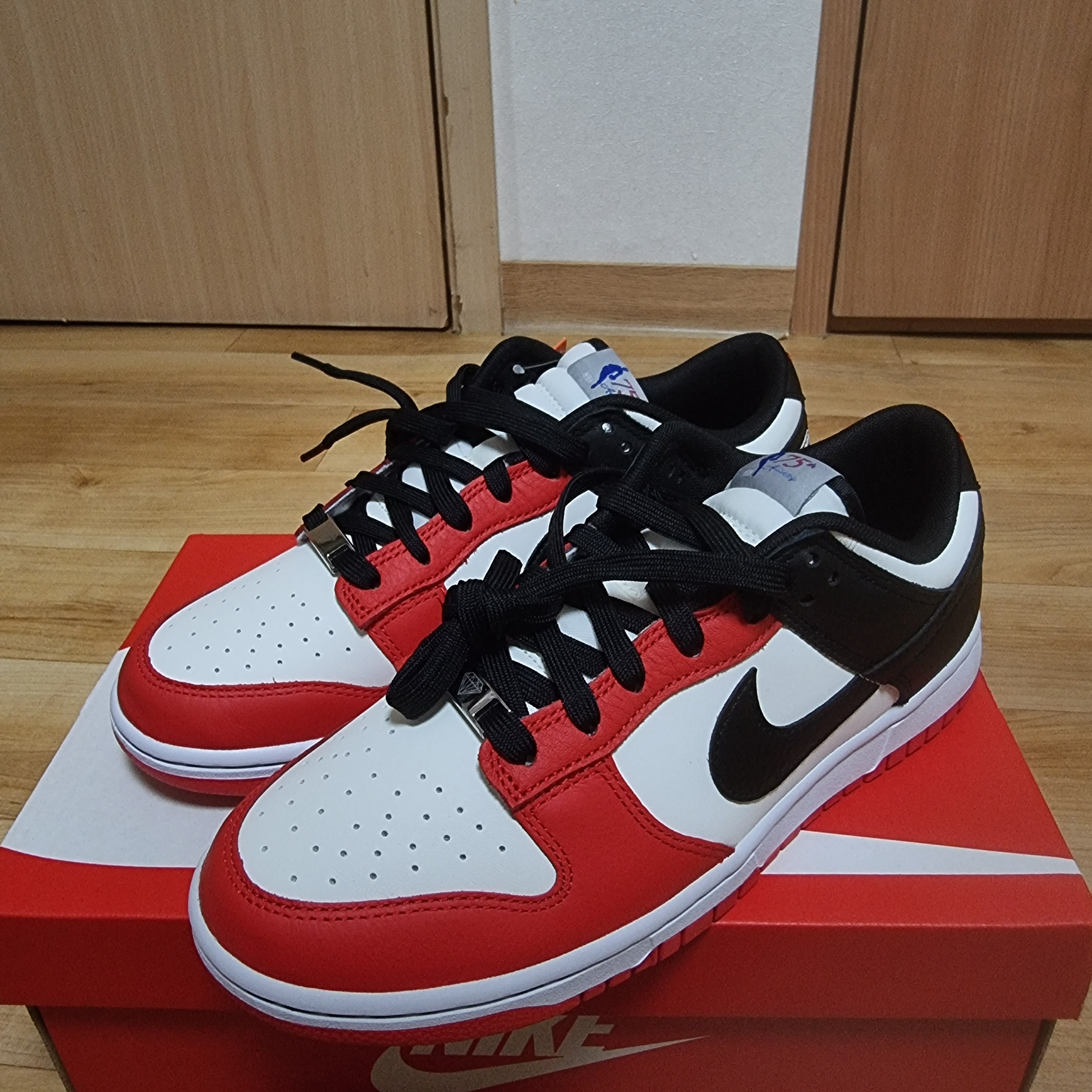 Nike x NBA Dunk Low Retro EMB Black and Chile Red 착용 스타일 - 1