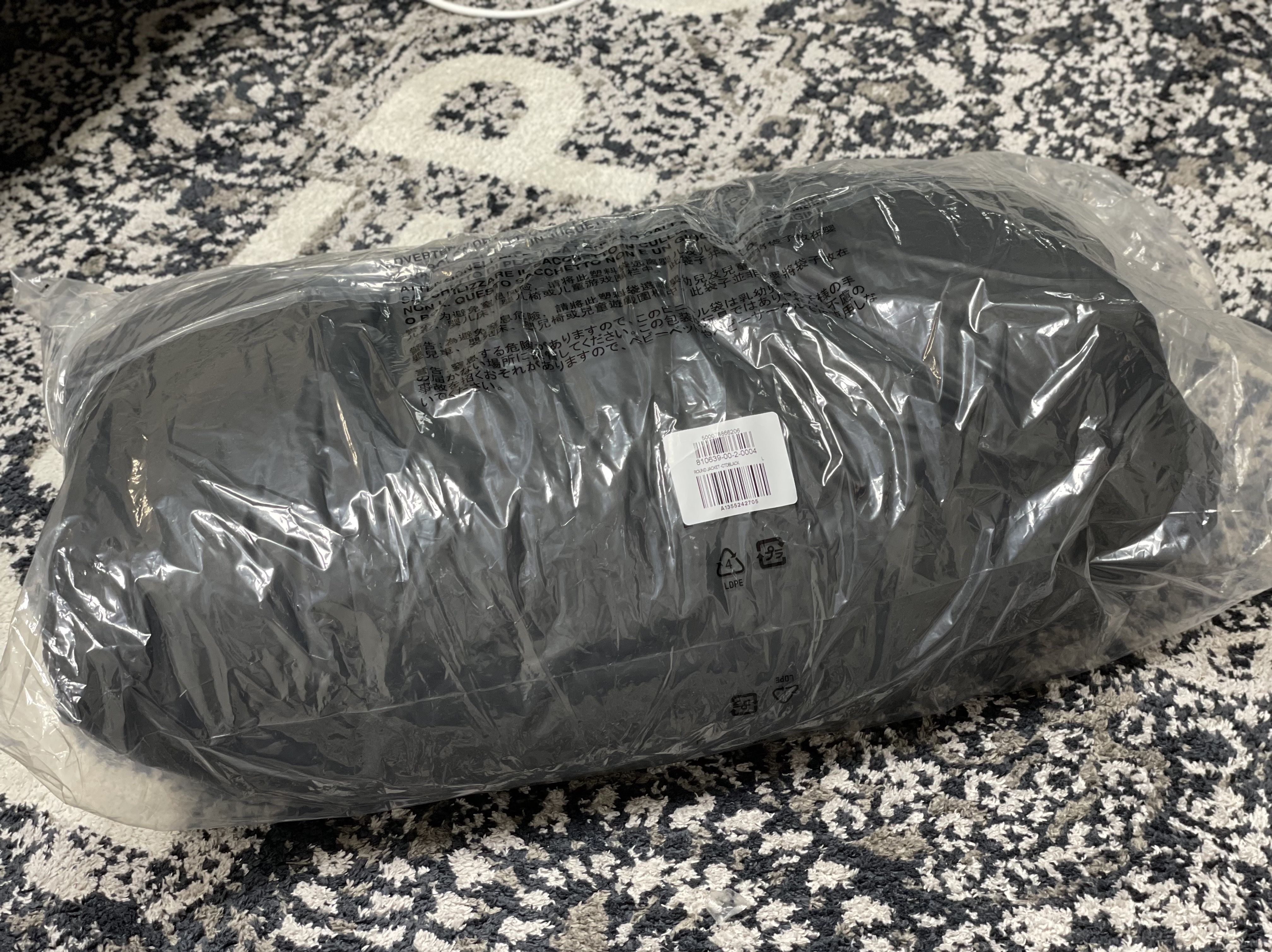 Yeezy Gap Round Jacket Black 착용 스타일