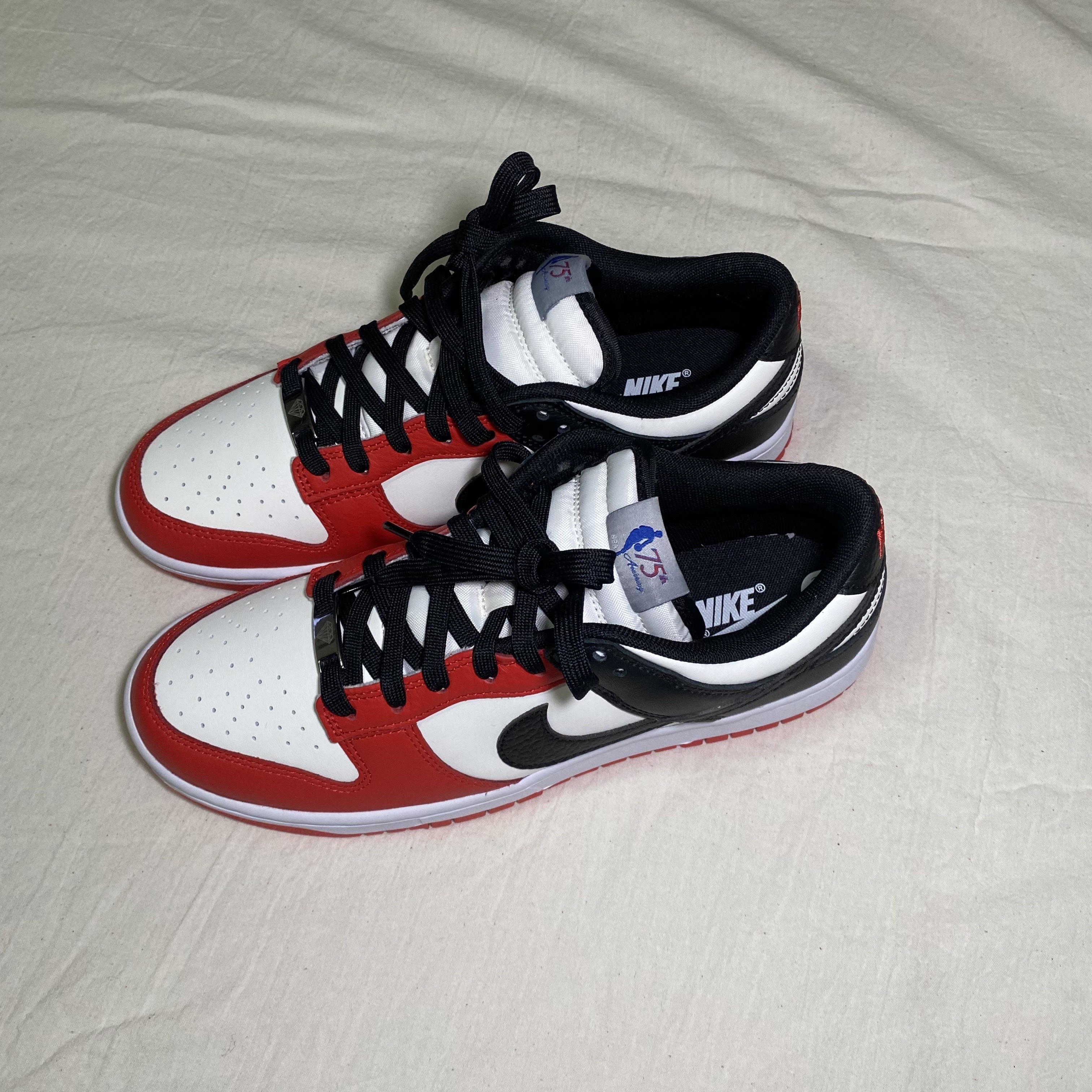 Nike x NBA Dunk Low Retro EMB Black and Chile Red 착용 스타일 - 2
